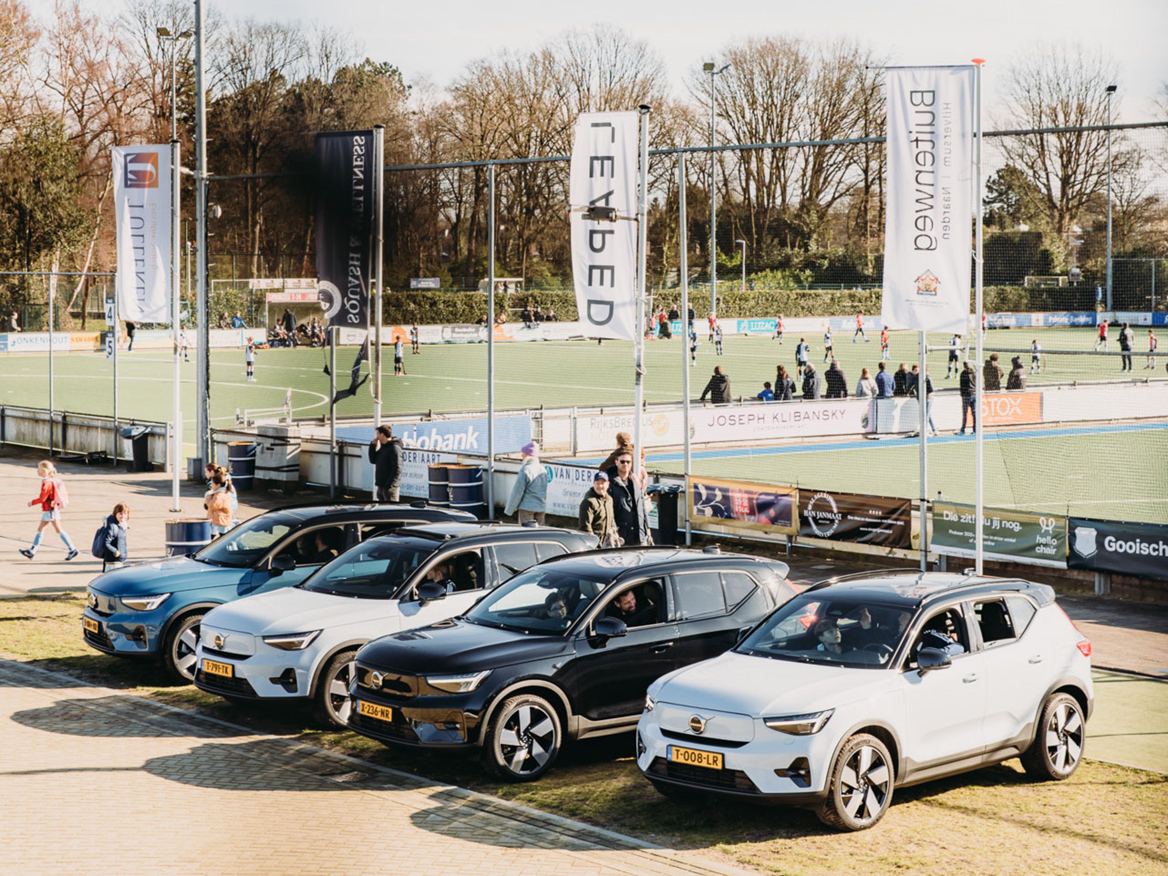 Geparkeerde Volvo's bij de hockeyvelden