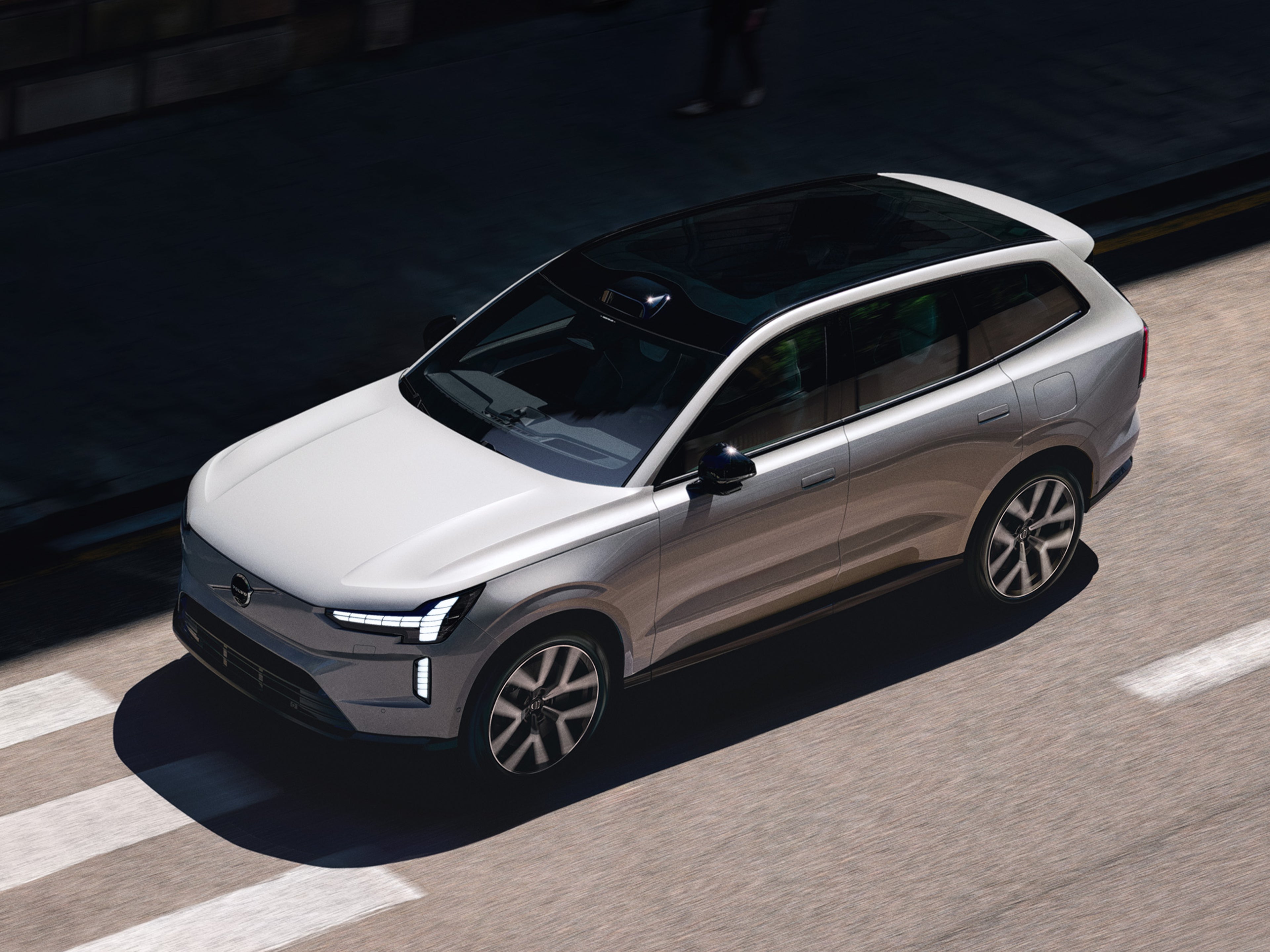 Vapour Grey -värinen Volvo EX90 täyssähköauto pysähtyneenä suojatien eteen.