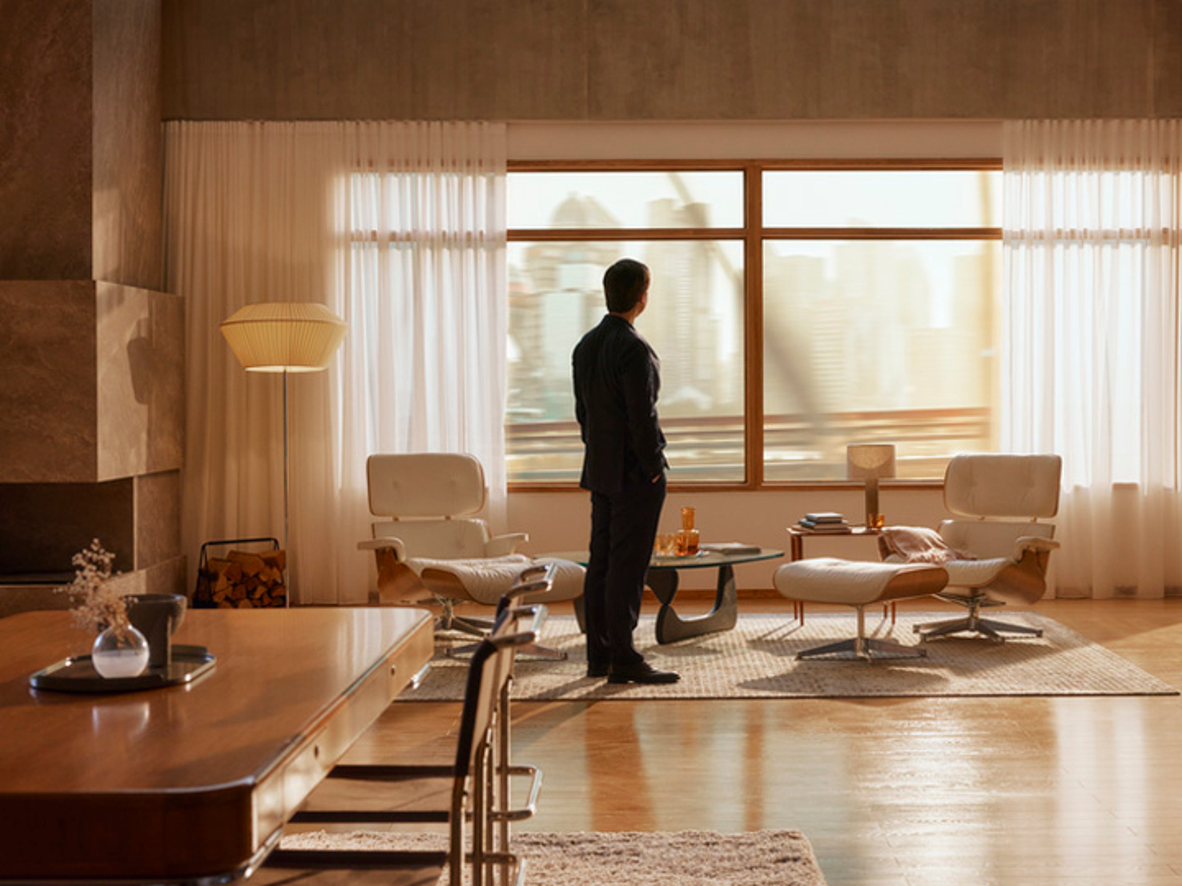 Un hombre en una habitación