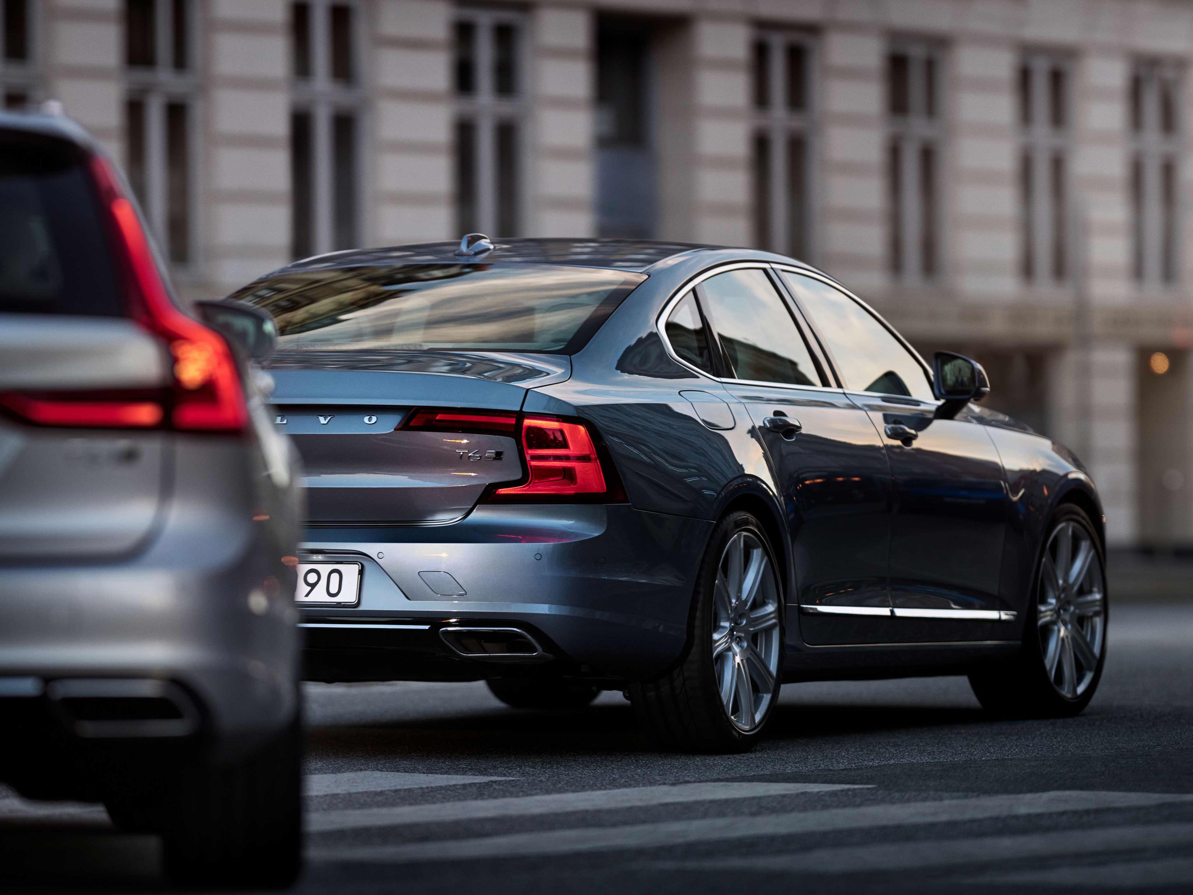 Sininen Volvo S90 takaapäin kuvattuna liikenteessä.