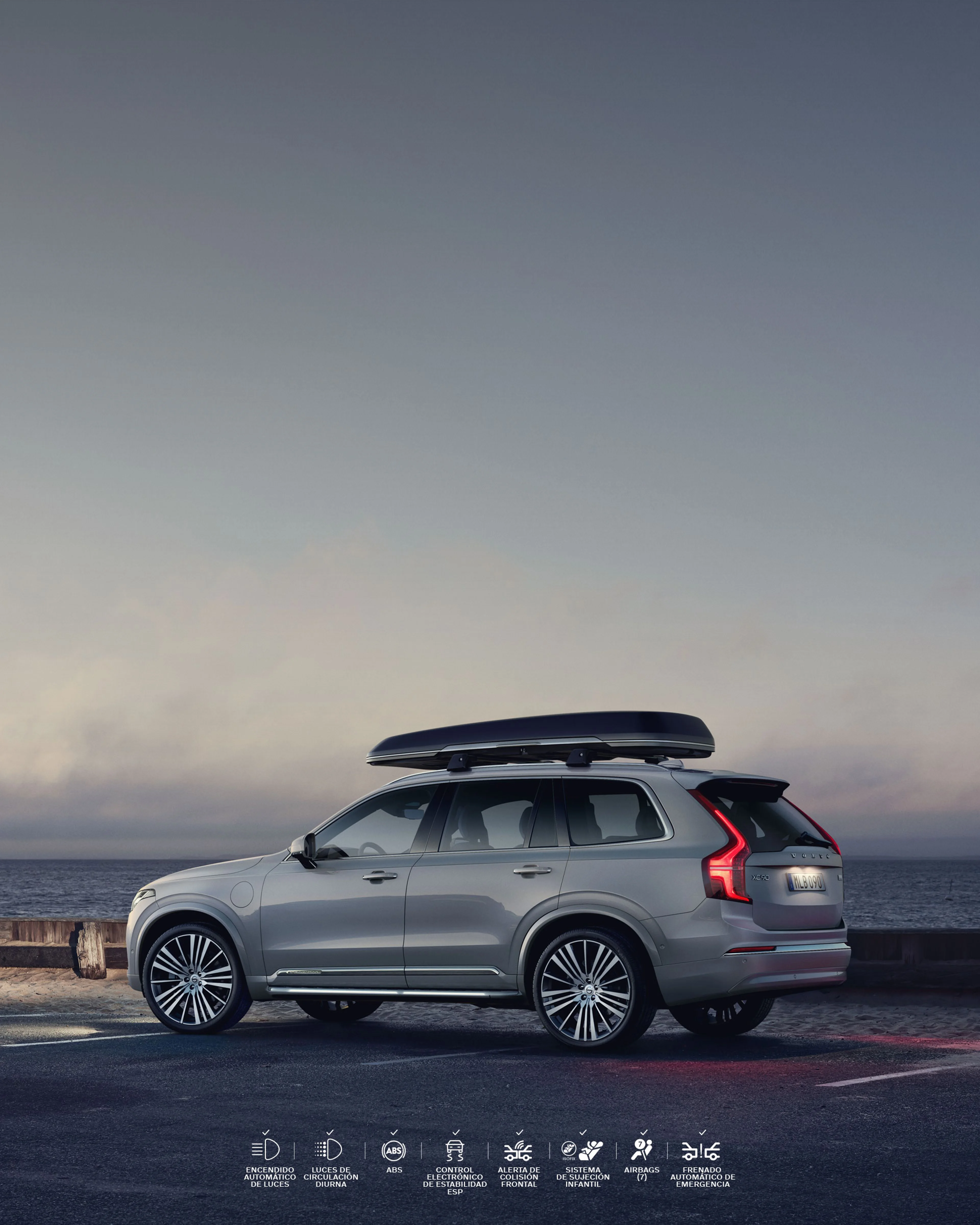 Un Volvo XC90 estacionado a la orilla del mar