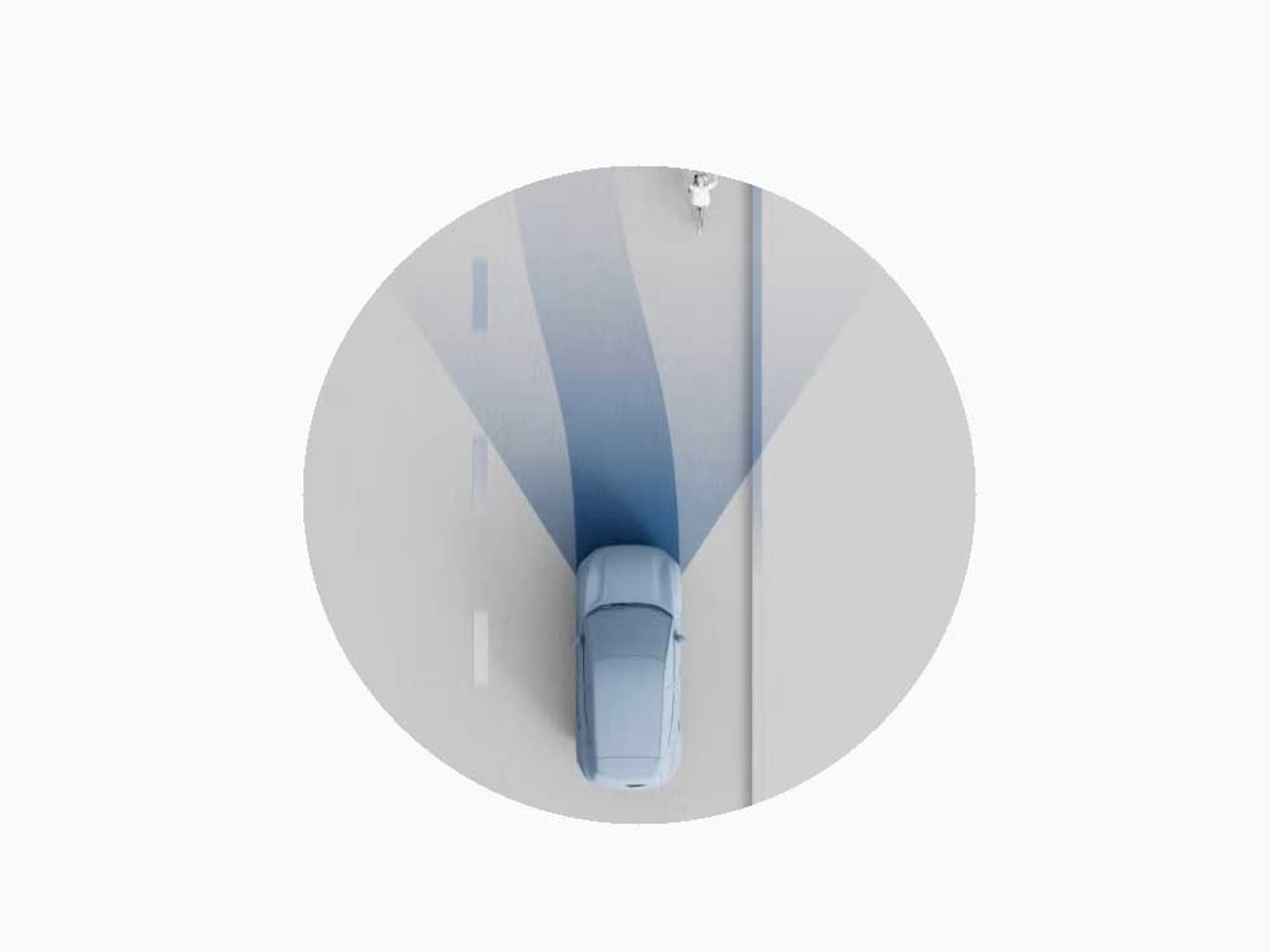 En lyseblå Volvo bil ses ovenfra, kørende på en vej med en venstresvingende kurve. Skiftende blå stråler foran bilen viser navigations- eller vognbaneassistent-teknologi. En cyklist er på vejskråningen, hvilket fremhæver potentiel forhindringsregistrering.