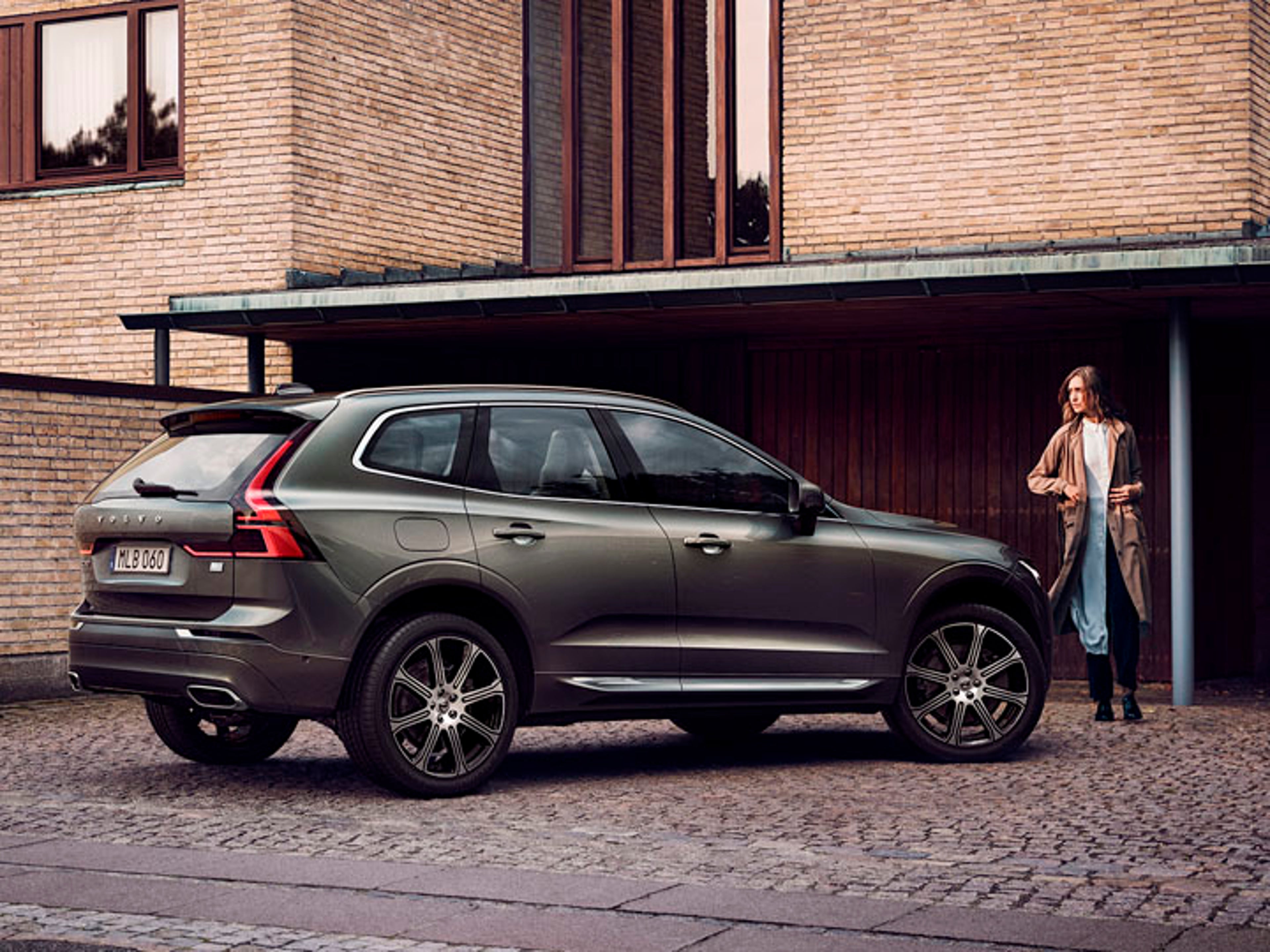 Una mujer acercándose a un coche