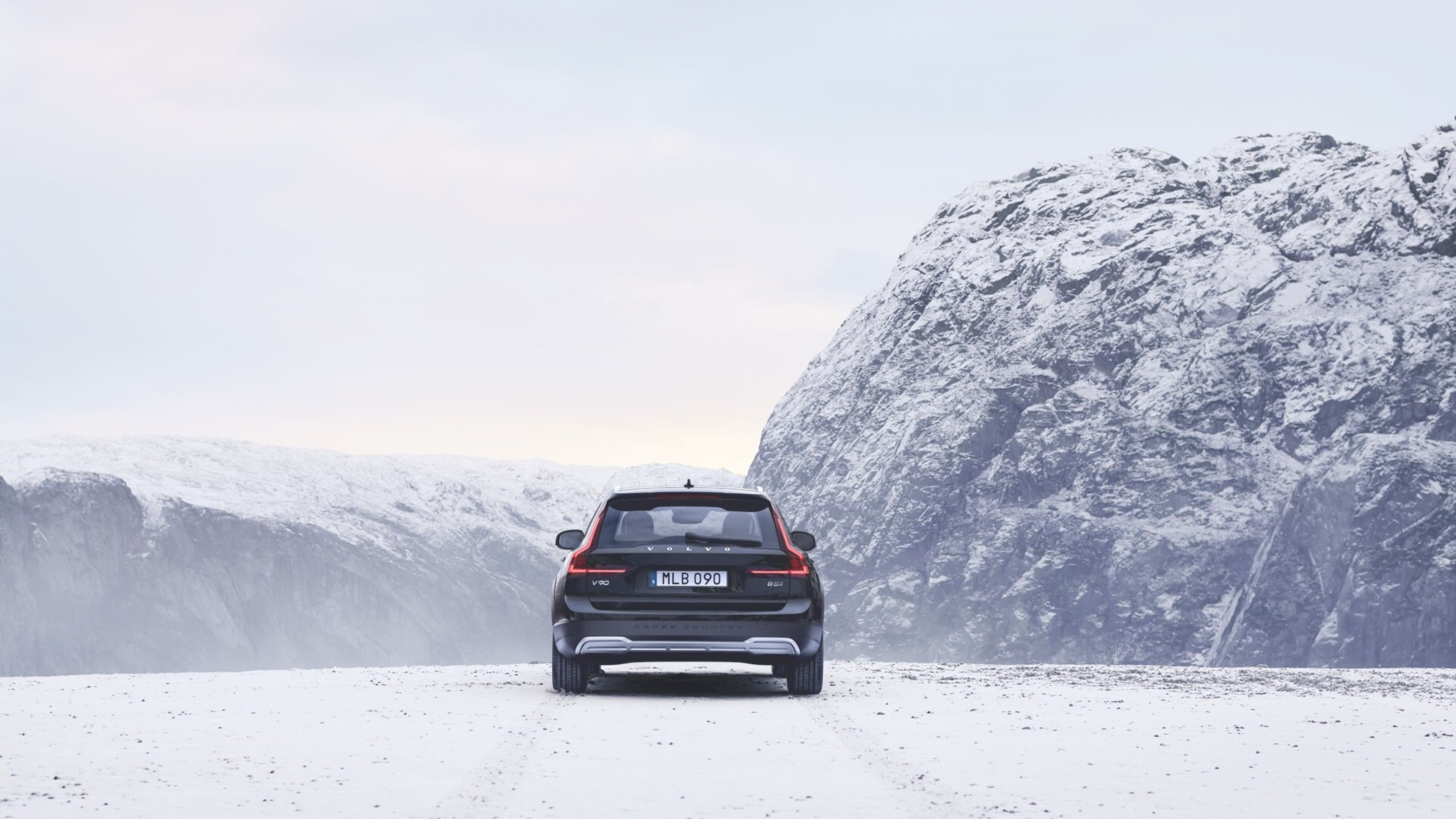 Volvo V90 hátulról, téli tájon