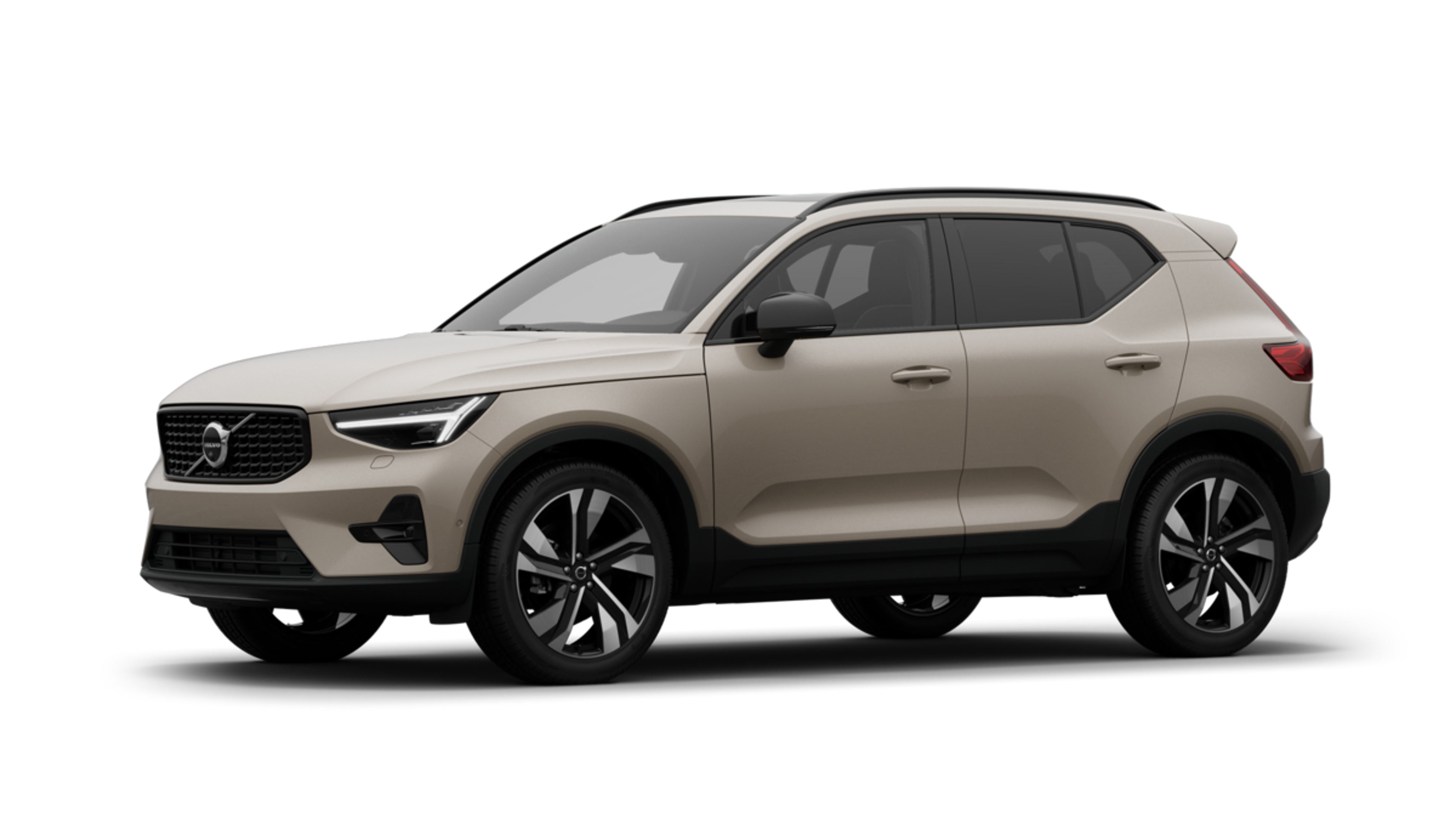 Volvo XC40 parkiran na odprtem prostoru ob sončnem zahodu, z oznako 4,99 % obrestna mera
