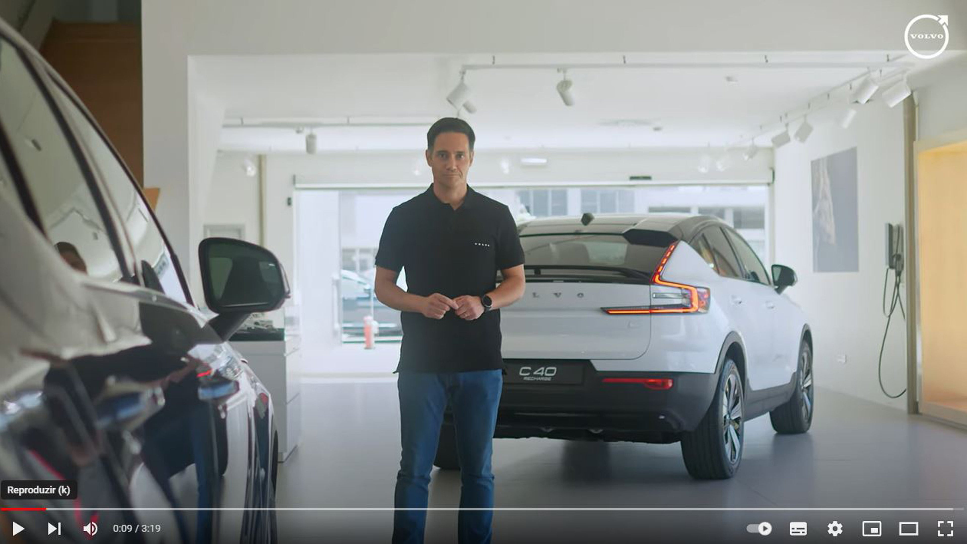 Expert Volvo ao lado de um C40 branco numa sala