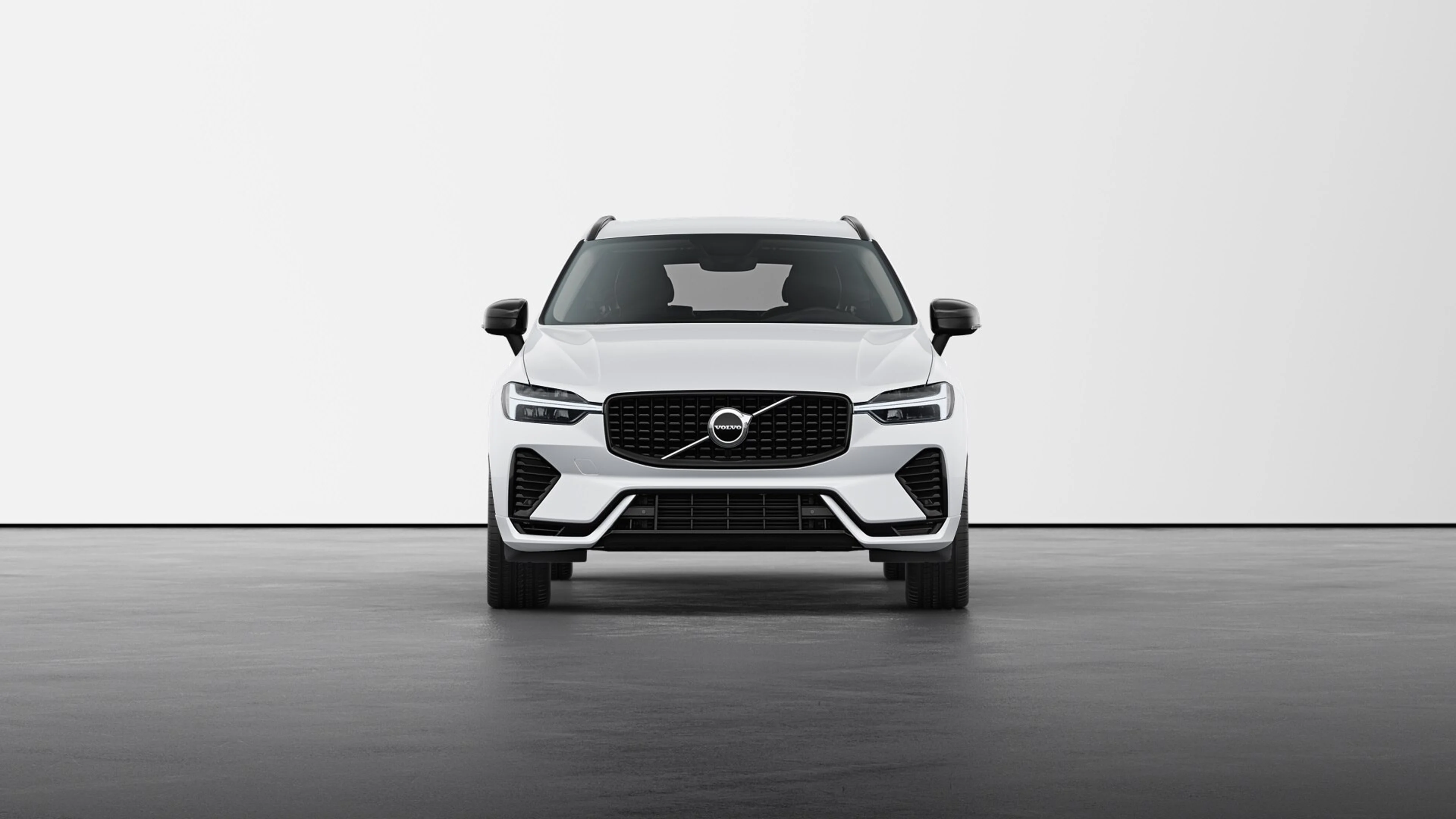Volvo XC60 in culoarea Crystal White pe benzină