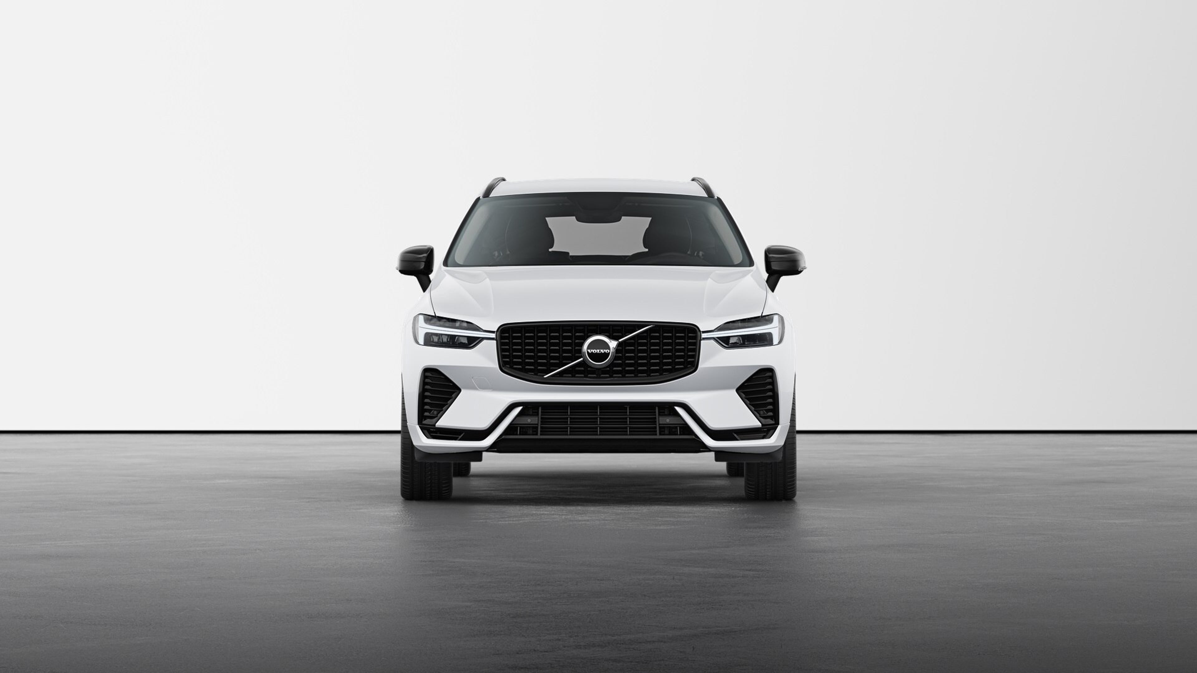 Volvo XC60 in culoarea Crystal White pe benzină