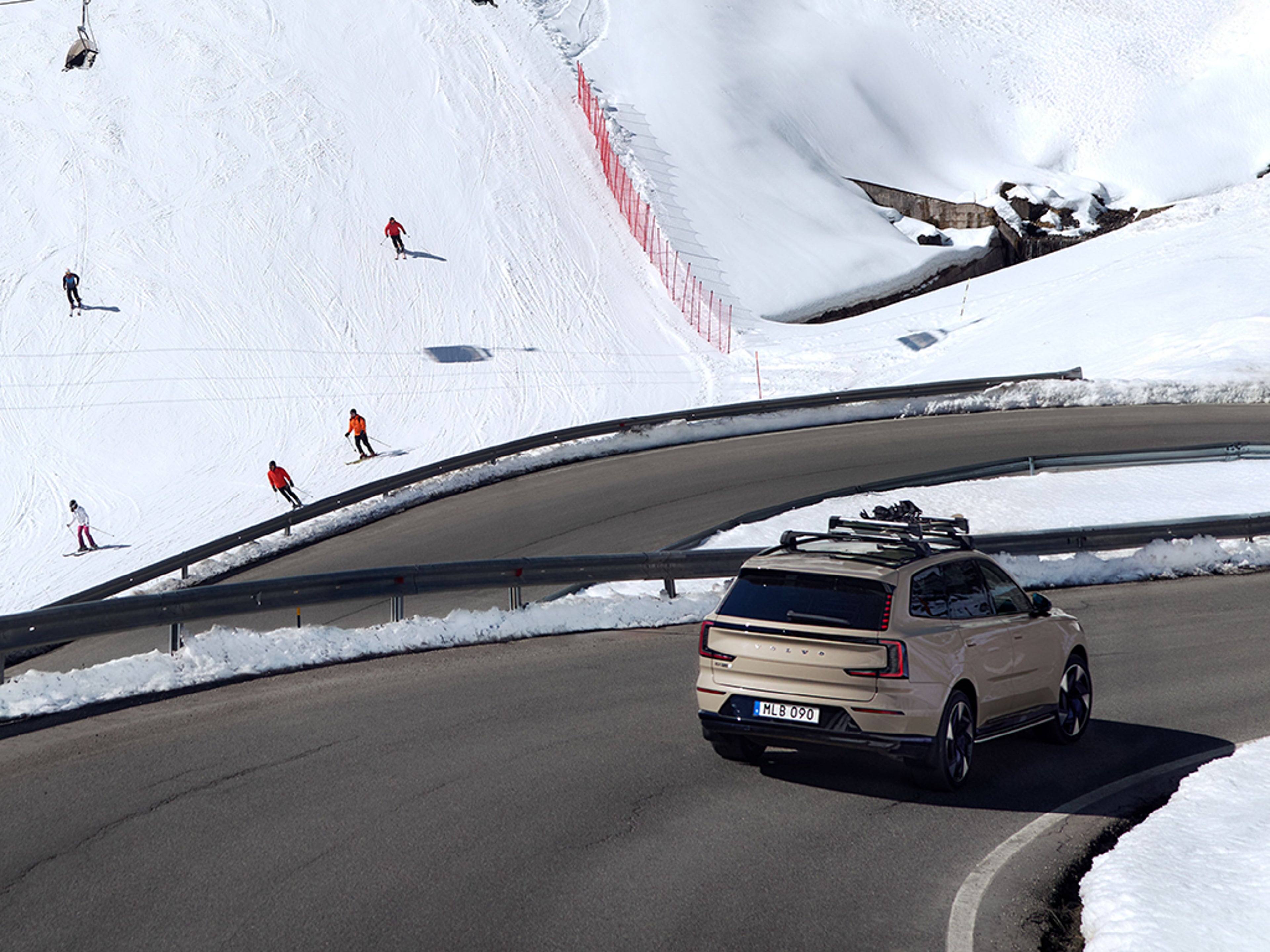 Ein Volvo EX90 fährt durch ein Ski Gebiet