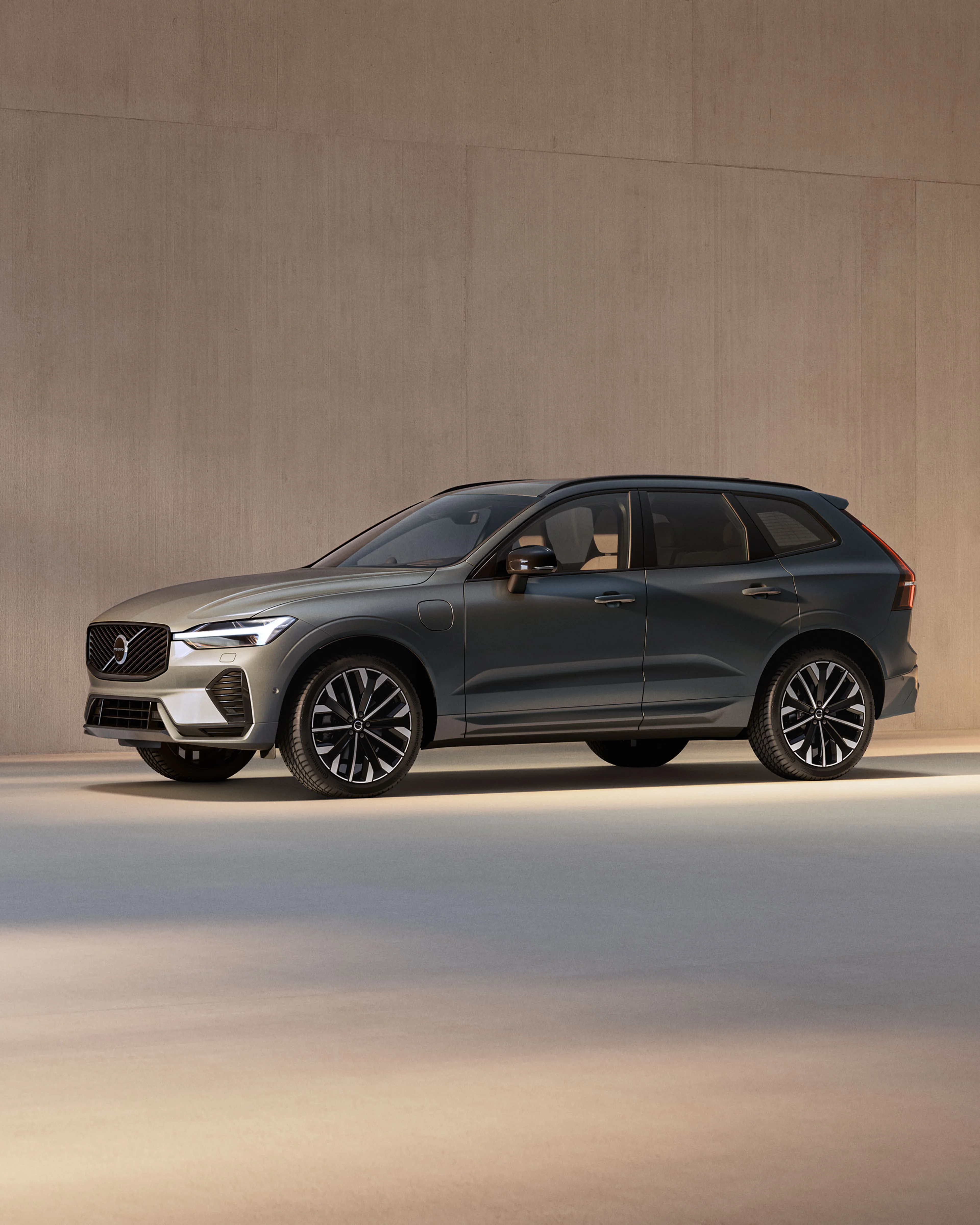 Volvo XC60 gris dans un intérieur minimaliste avec un éclairage doux