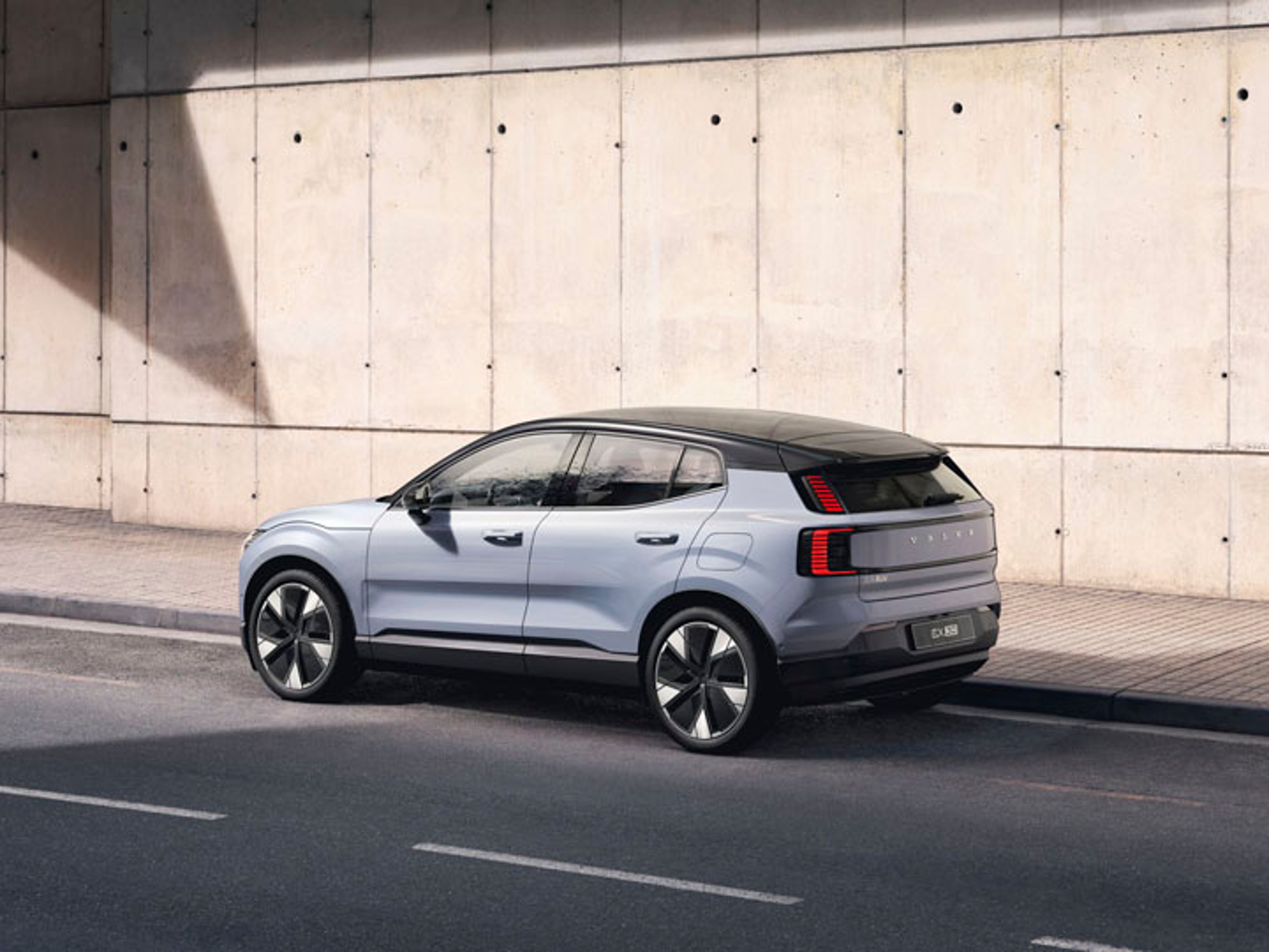 Familia con maletas y un Volvo XC60 Recharge (T8 AWD) Dark