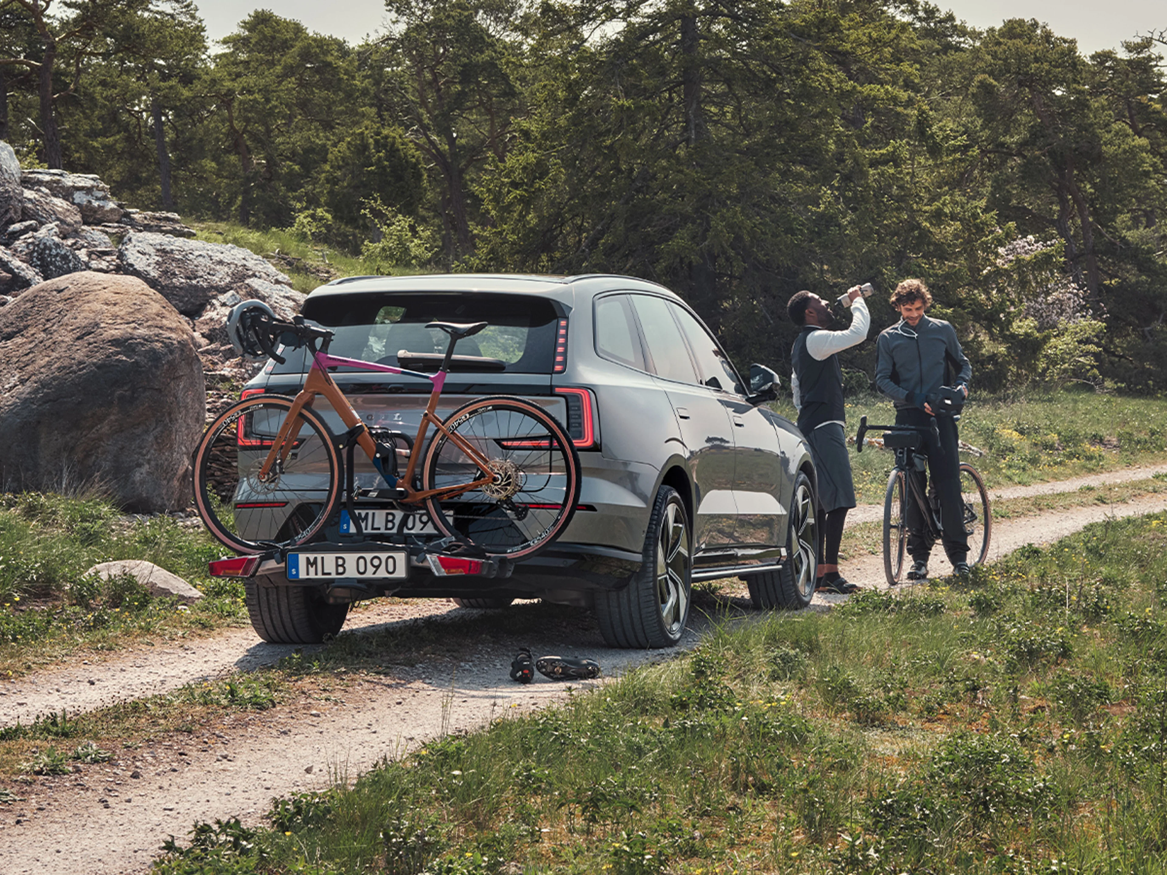 Två personer som äter i ett taktält på en parkerad Volvo.