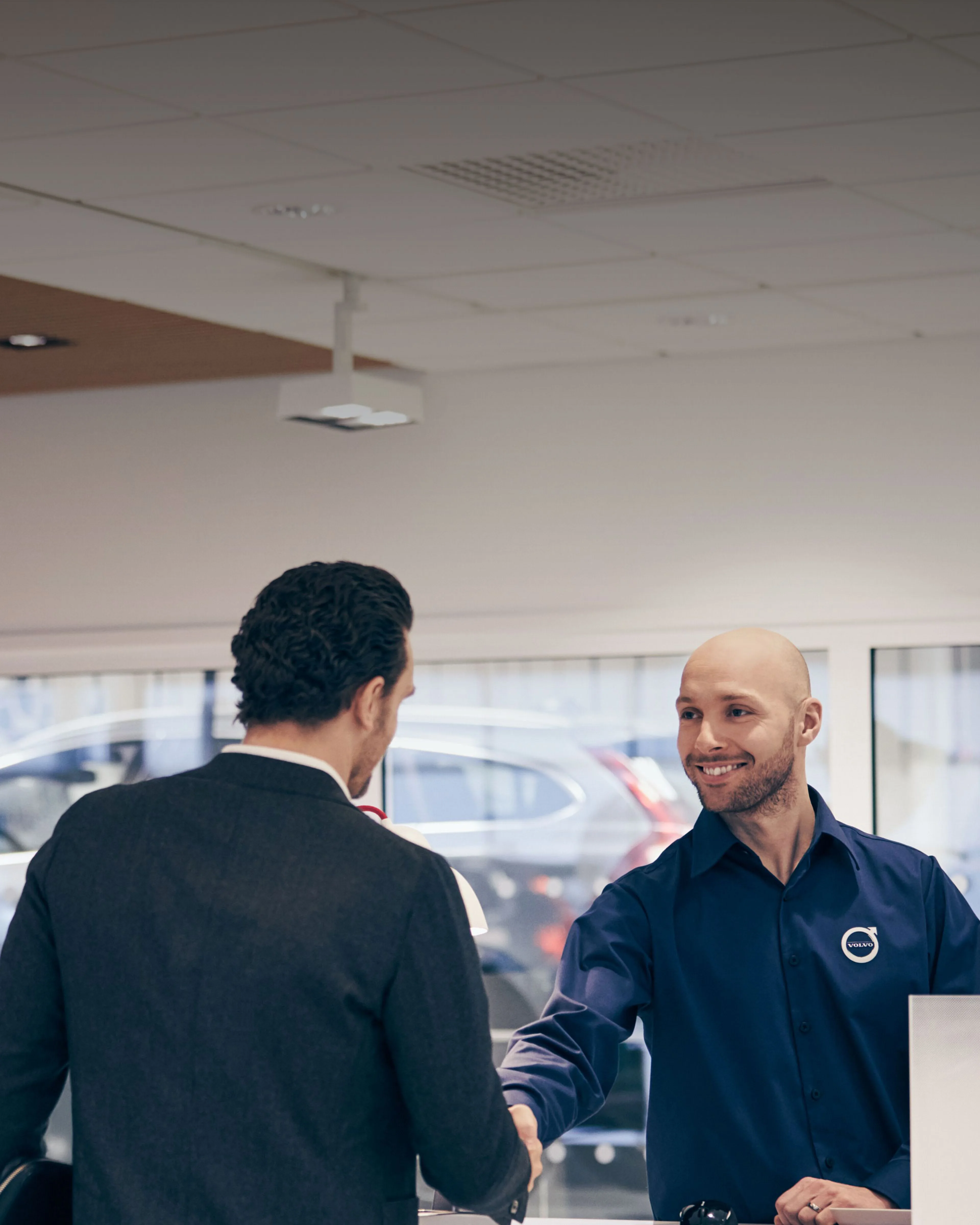 Un técnico de servicio Volvo brindando atención a un cliente.
