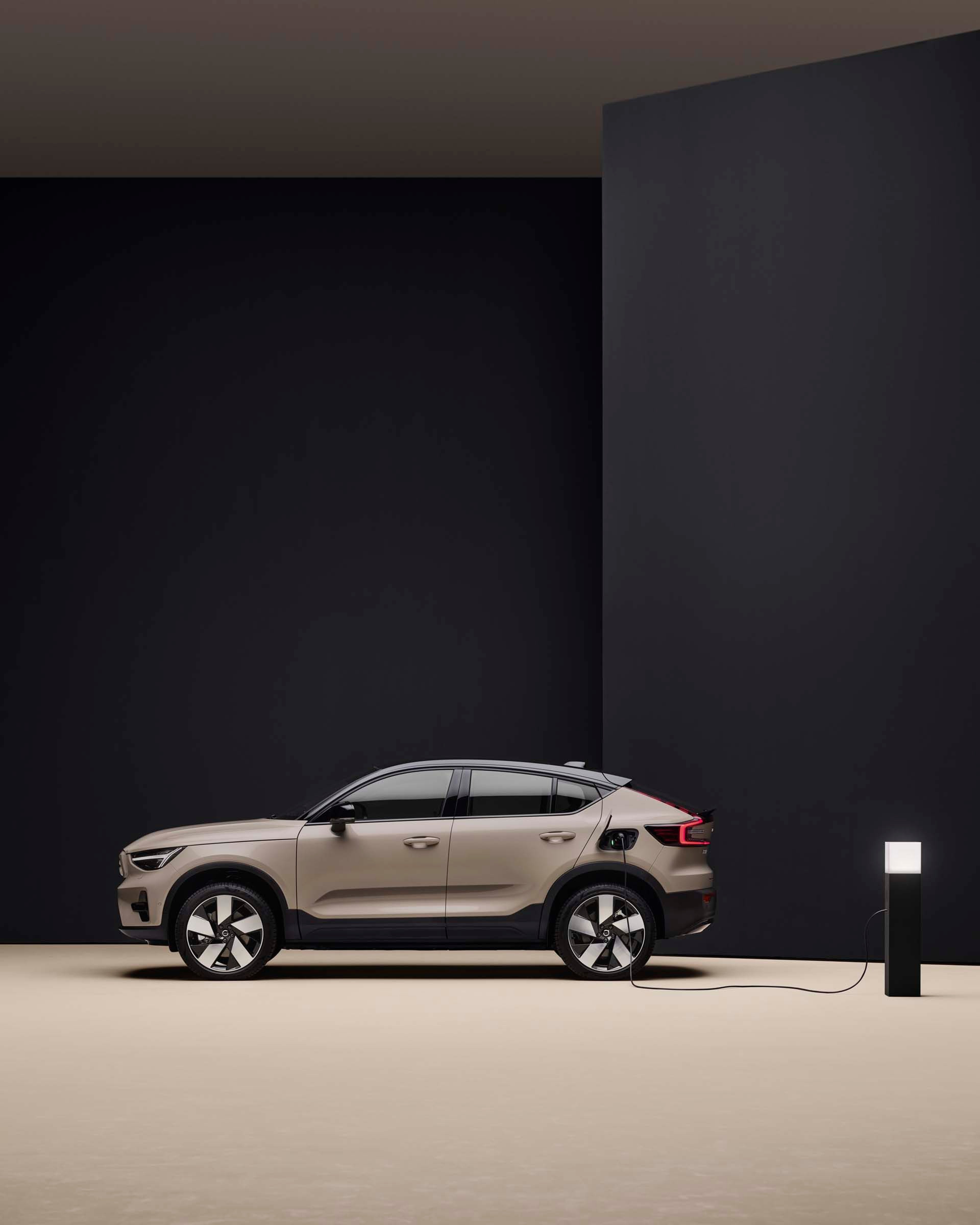 Volvo EC40 eléctrico recargando en una vista lateral color Sand Dust