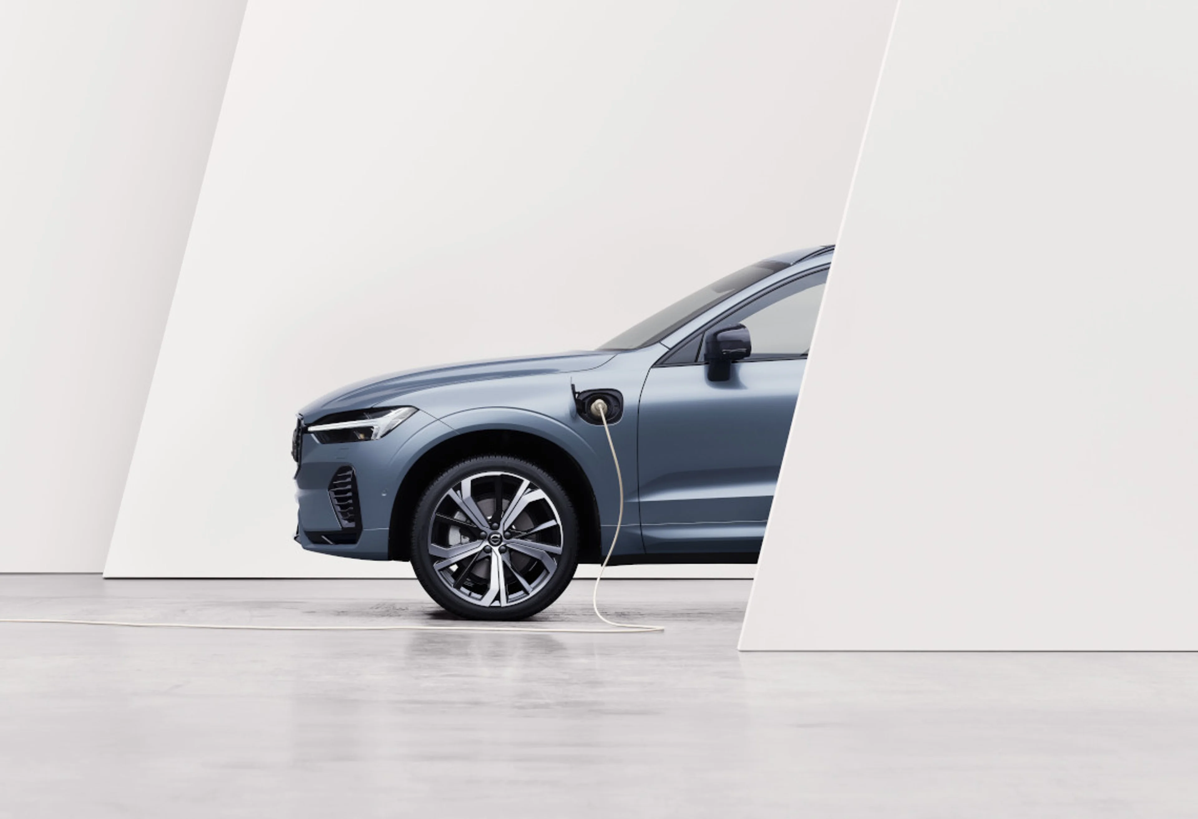 Volvo XC60 R-Design im Studio hinter einer weißen Wand