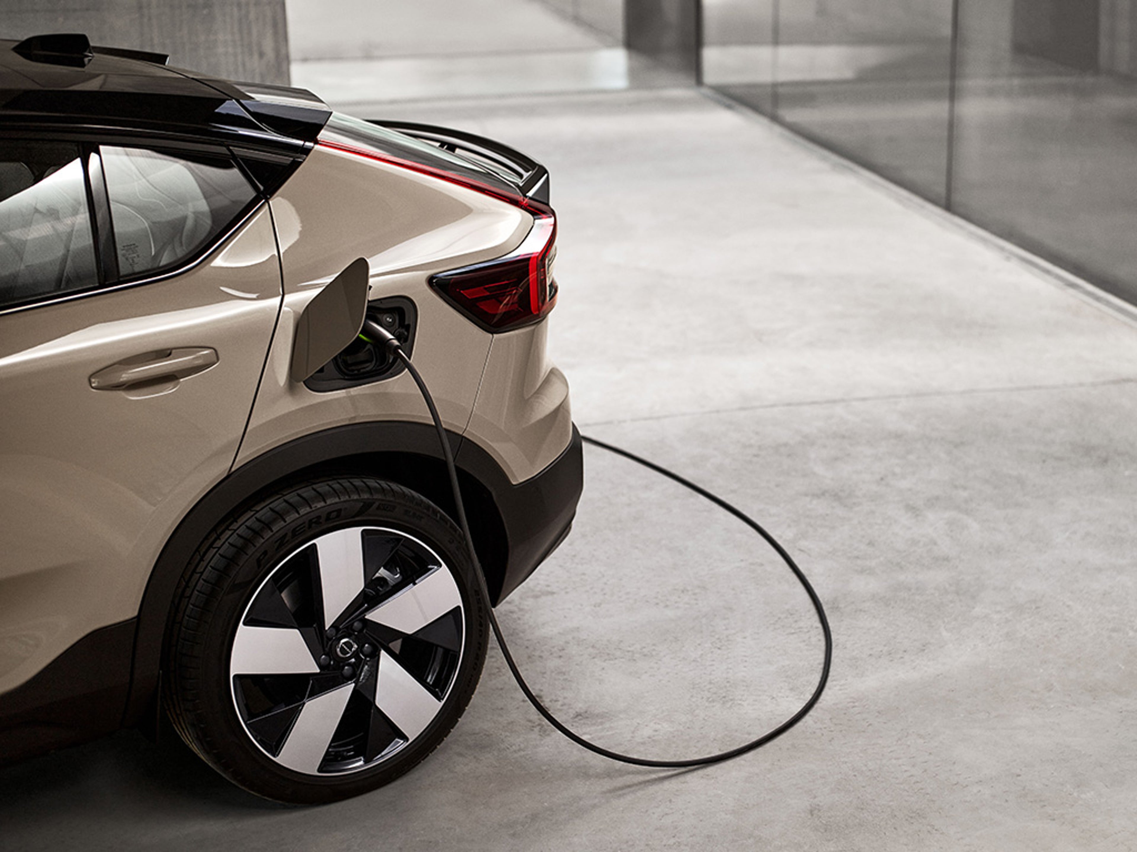 Ein vollelektrischer Volvo wird aufgeladen