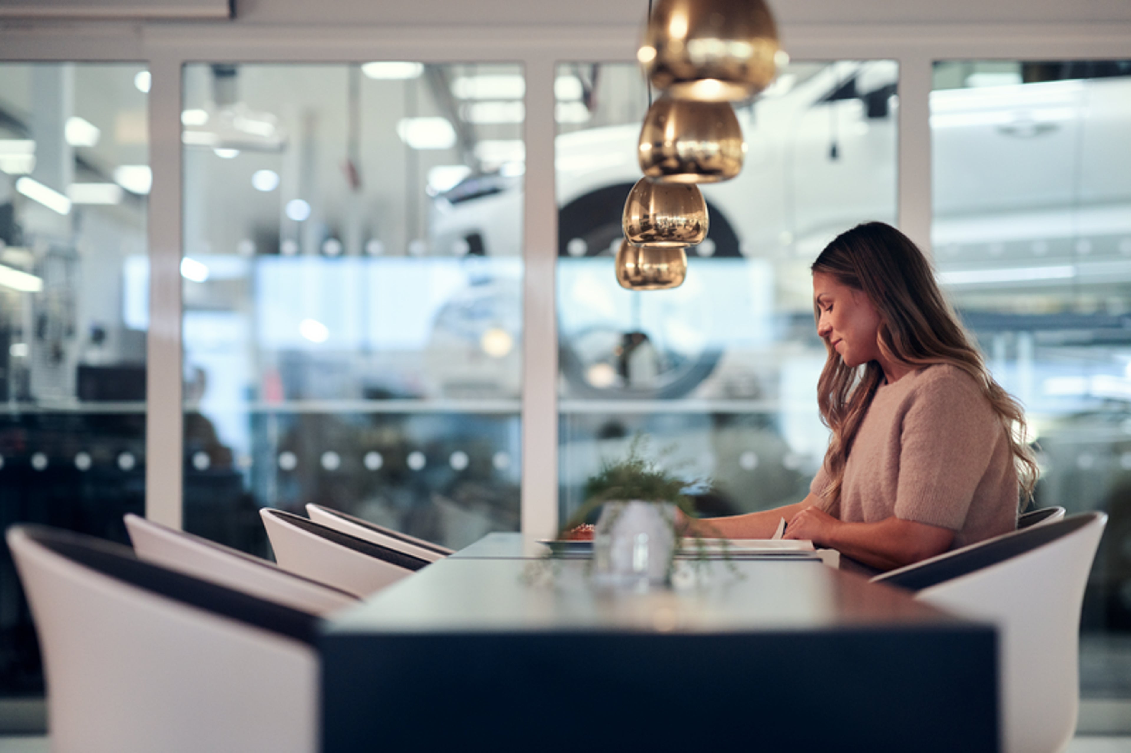 Egy hölgy a Volvo márkaszervizben