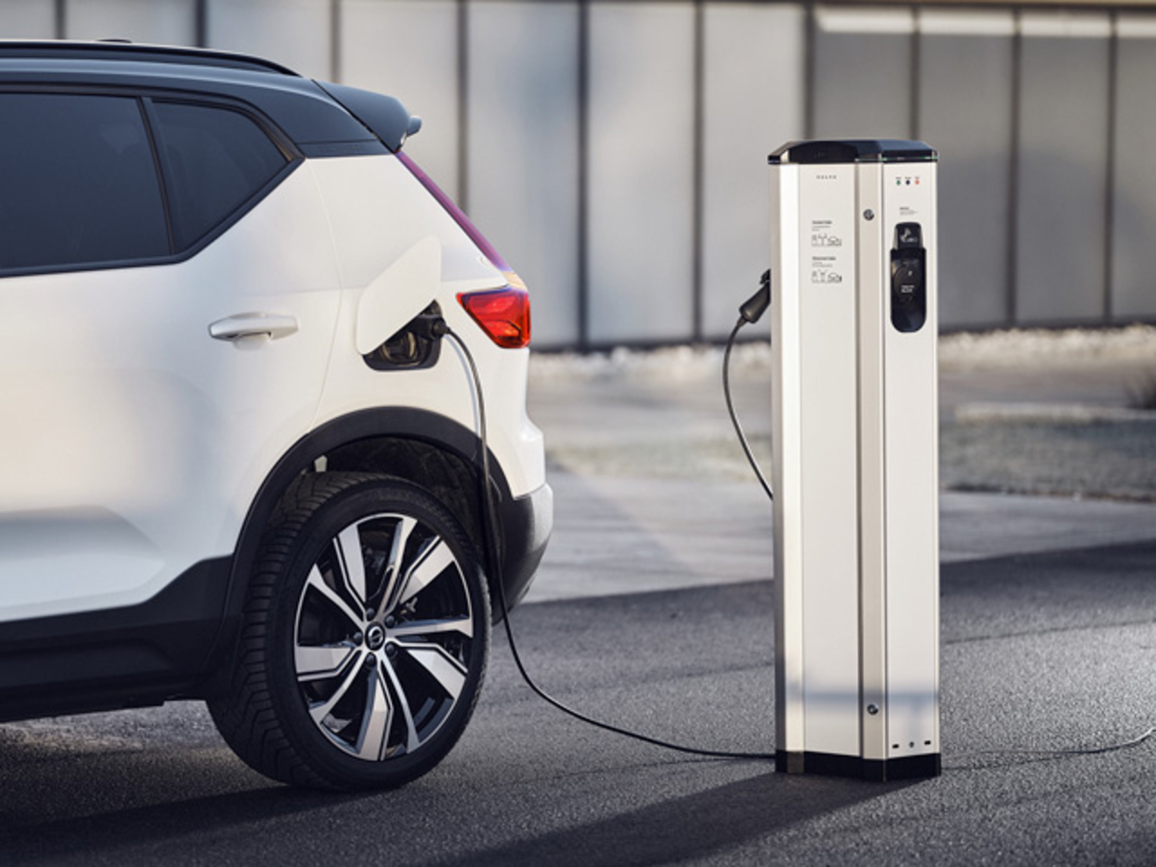 Vit Volvo XC40 på laddning