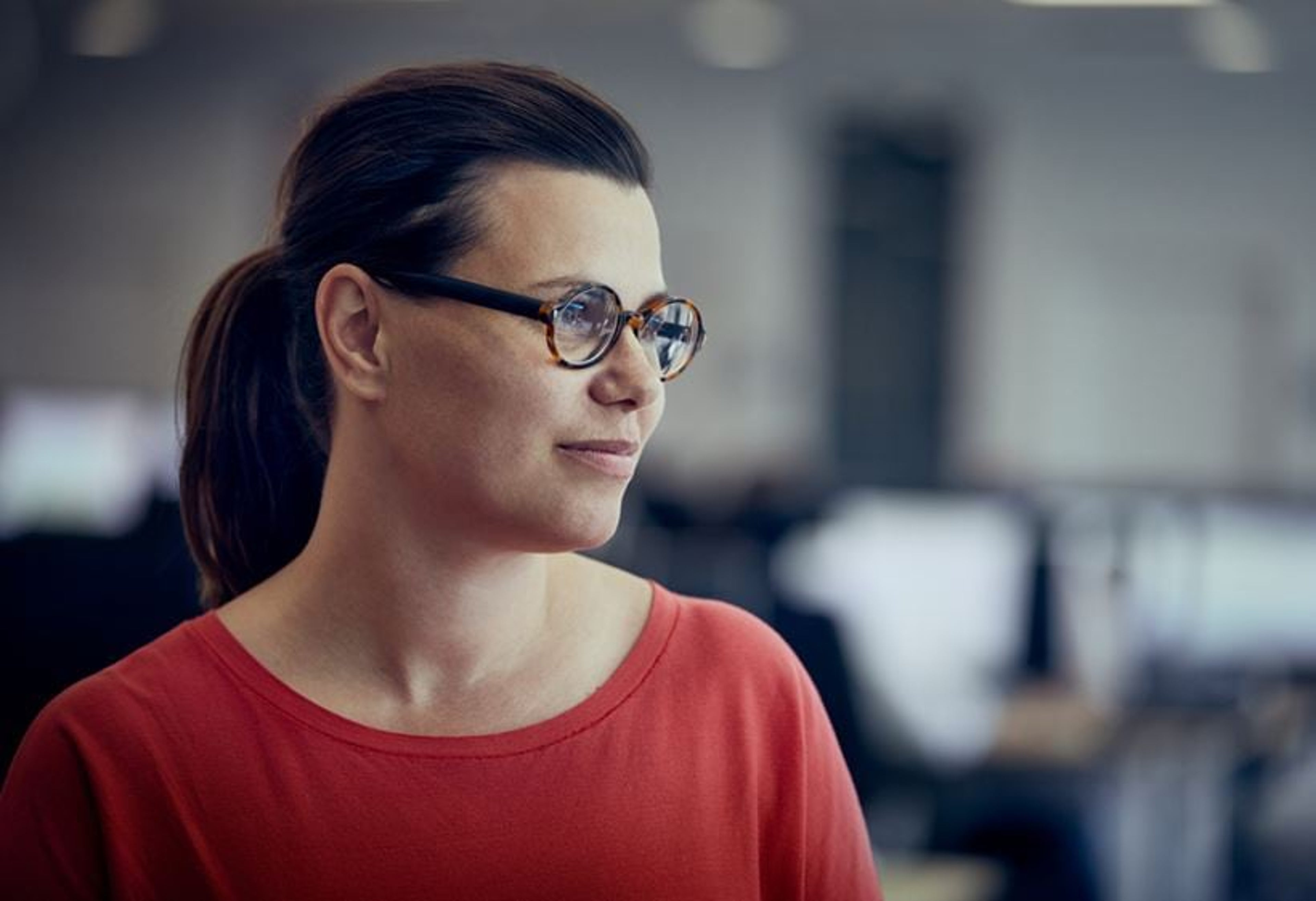 Kvinna med röd tröja