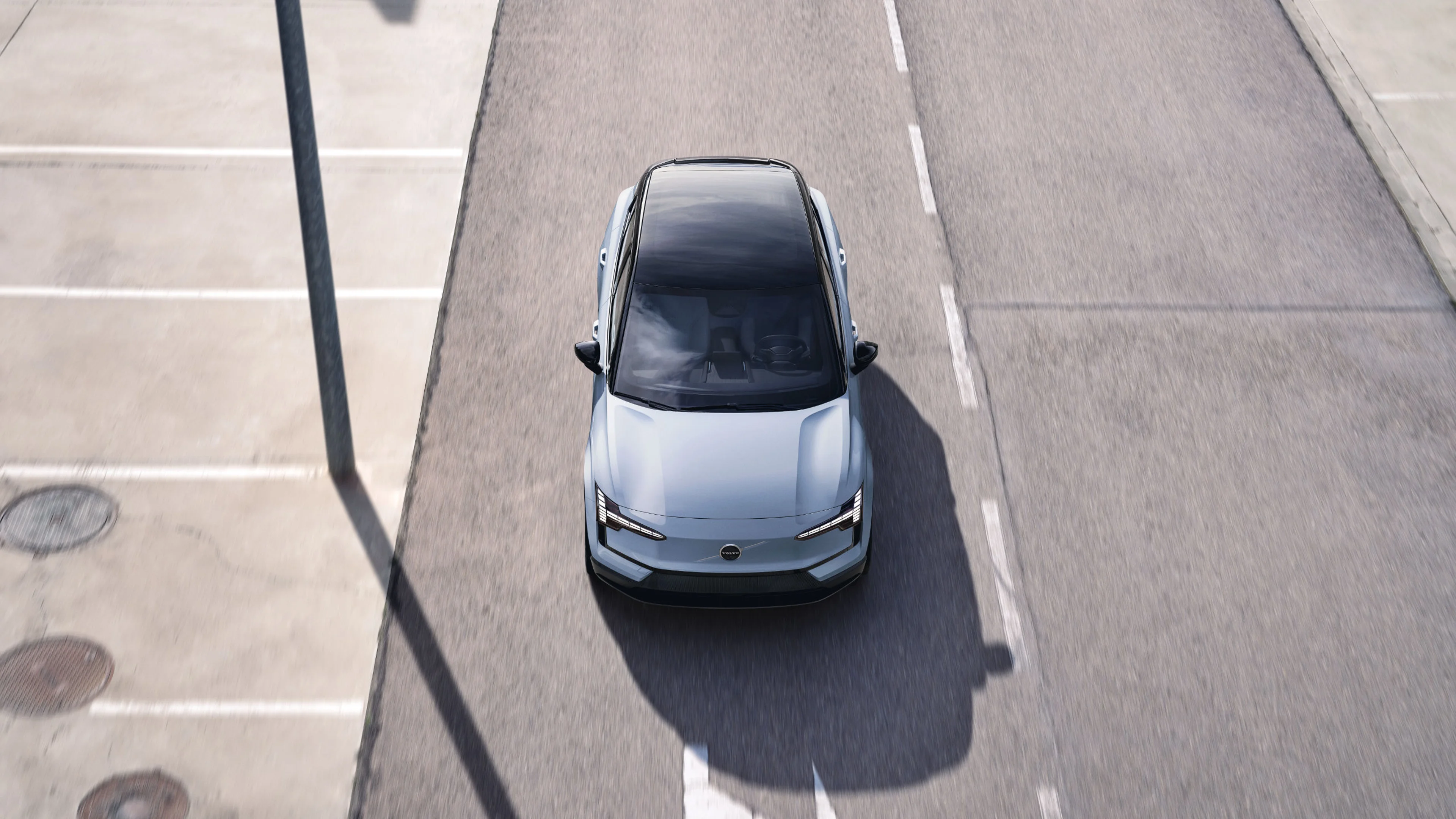 Volvo EX30 in Cloud Blue fährt über eine Straße