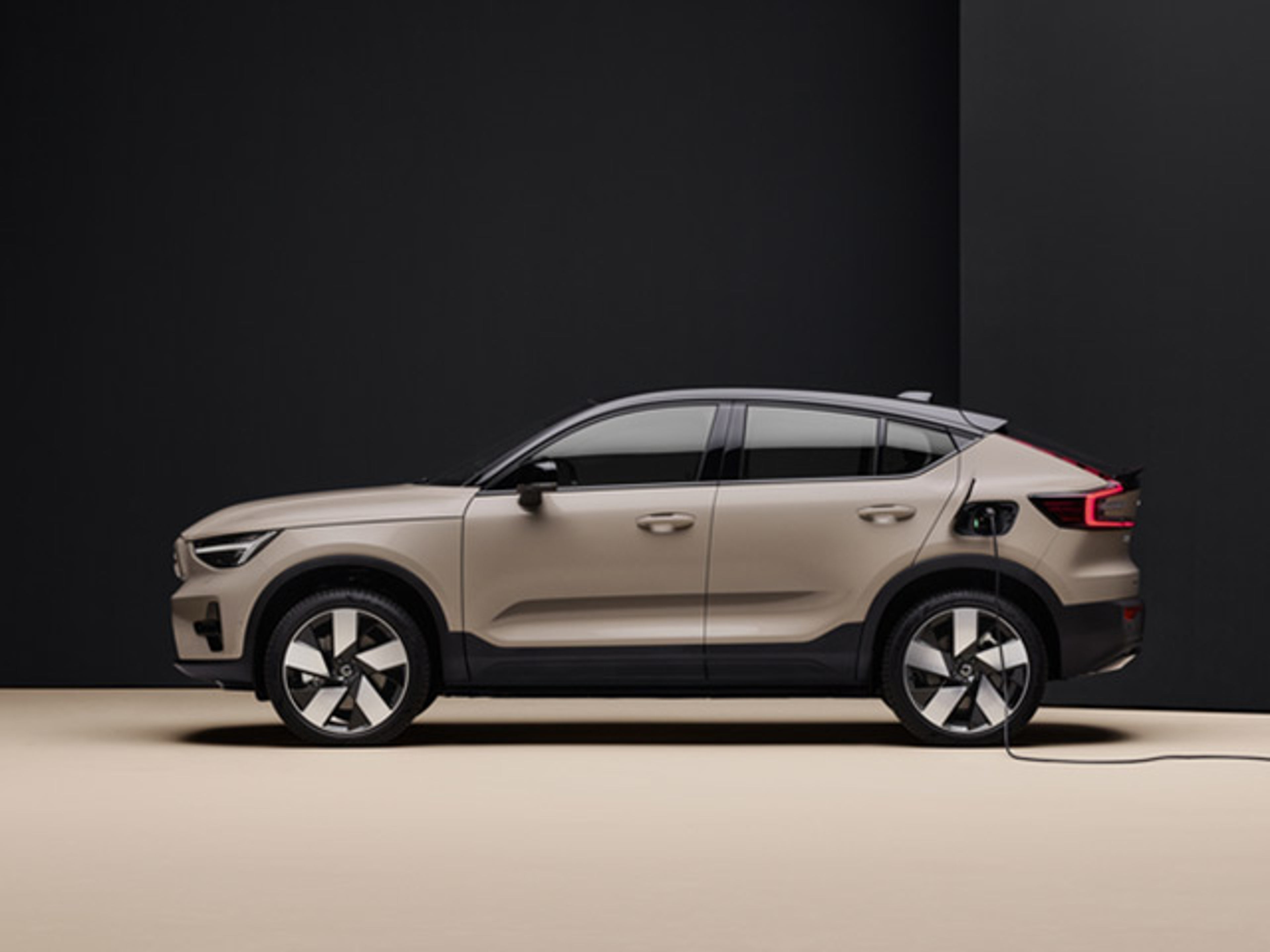 Sandfärgad Volvo EC40 från sidan