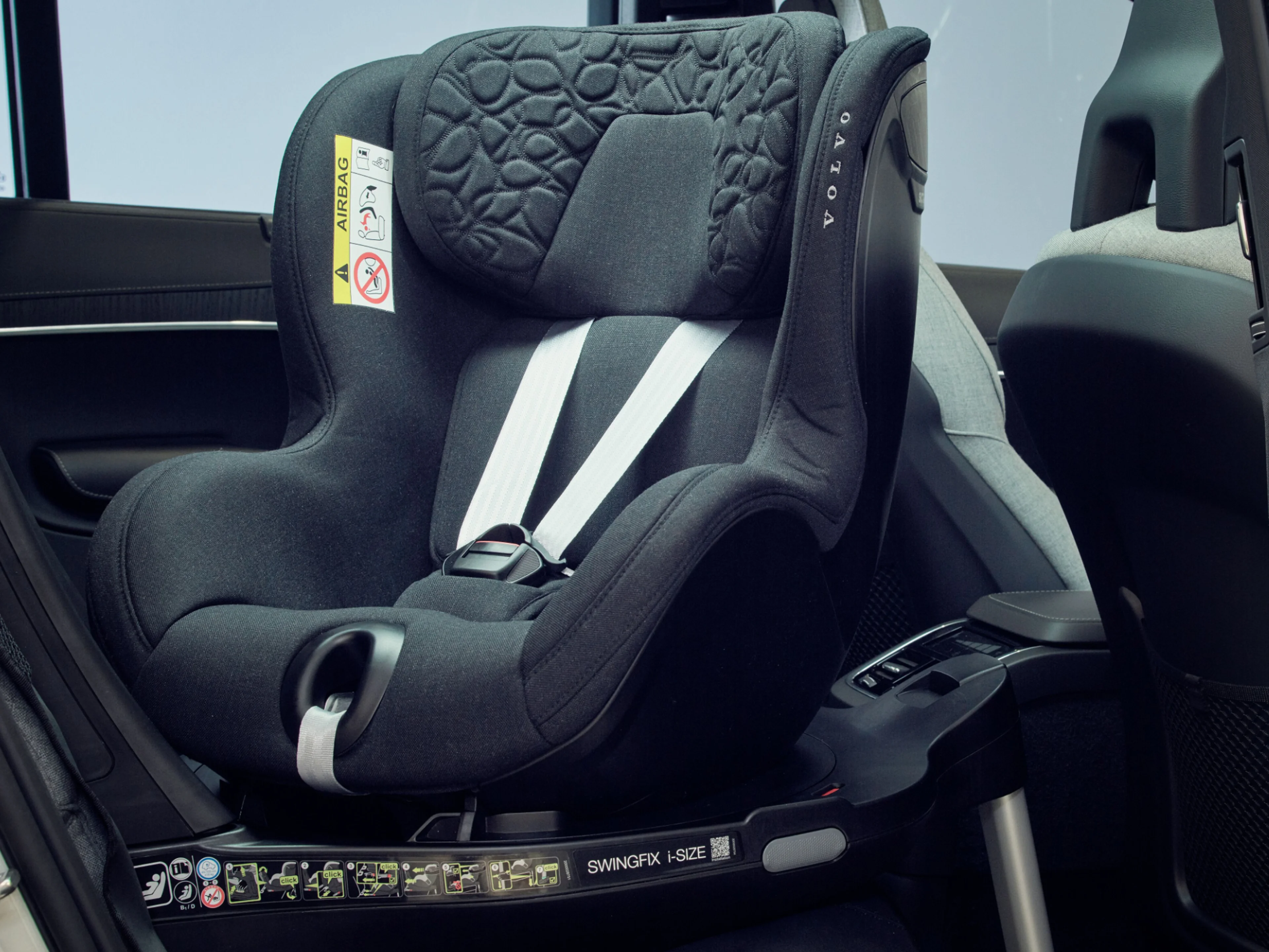 Babyschale auf dem Rücksitz eines Volvo.