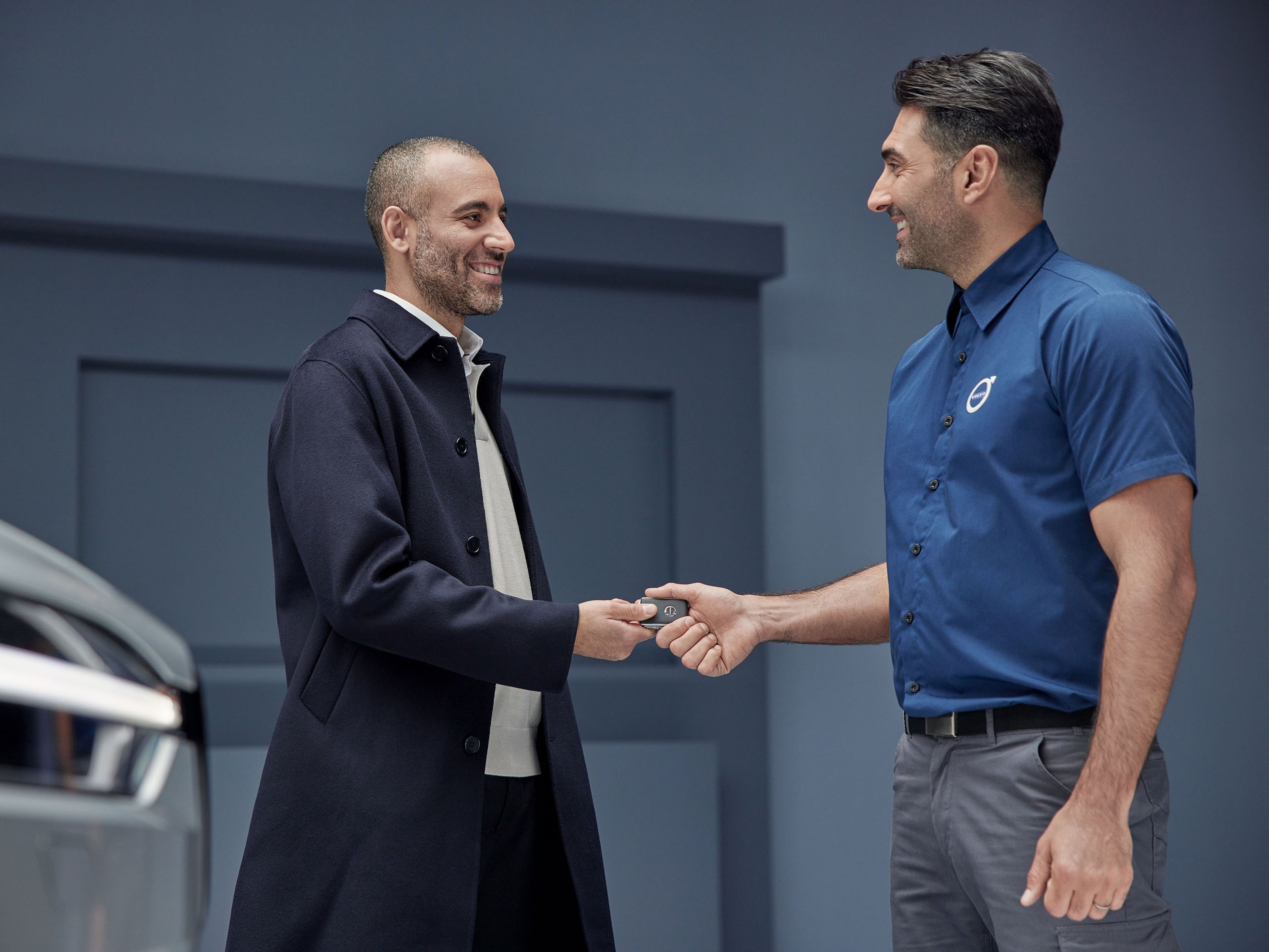 Een klant met medewerker van een Volvo-dealer