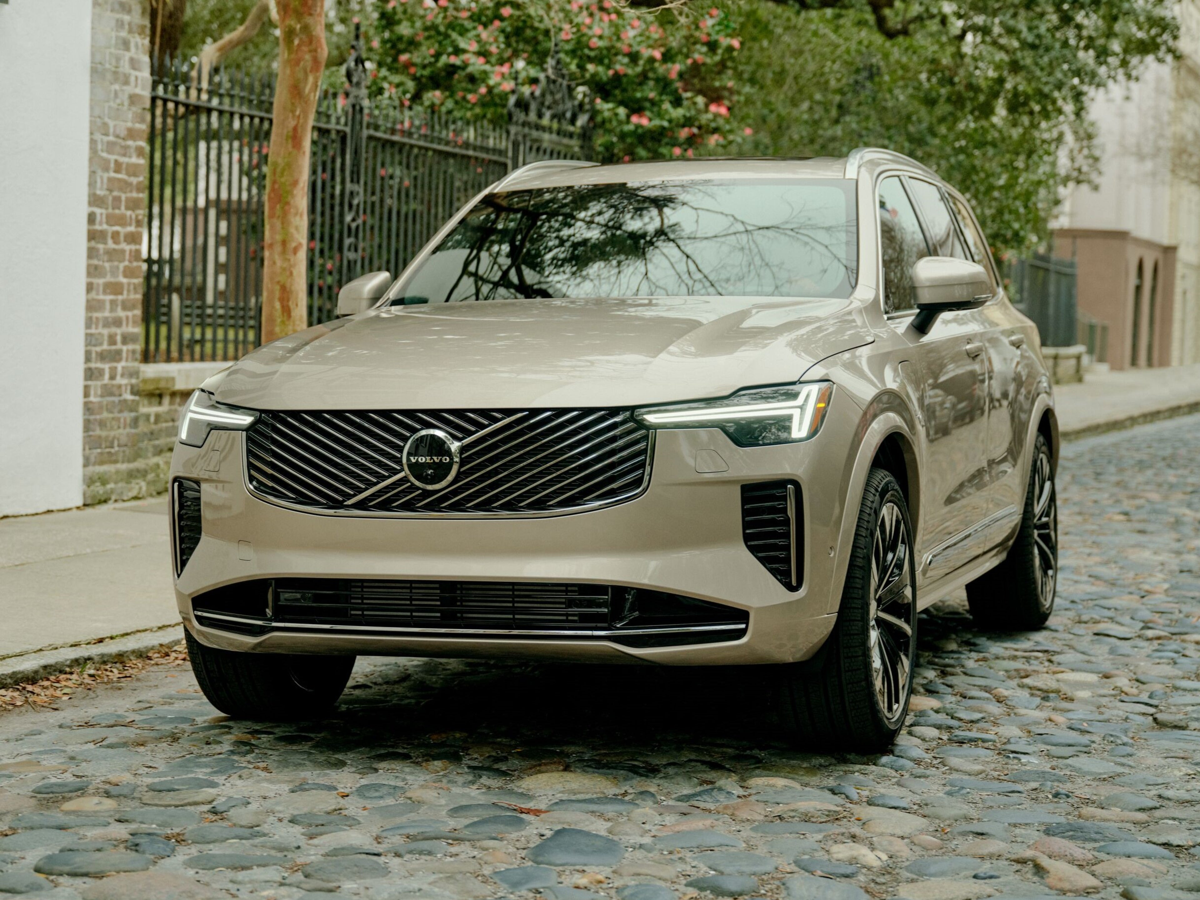 Volvo XC90 facing forward