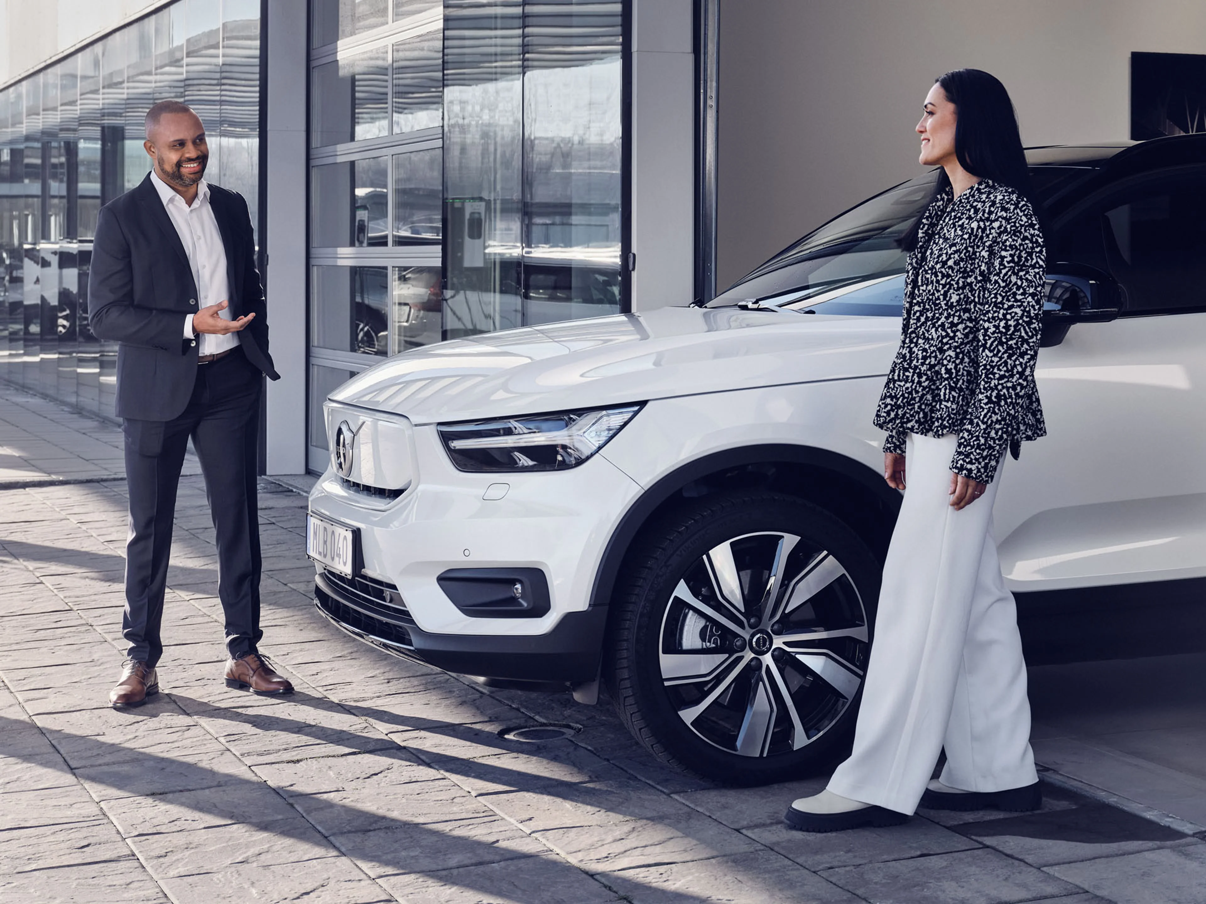 Un Volvo XC40 eléctrico saliendo de un concesionario