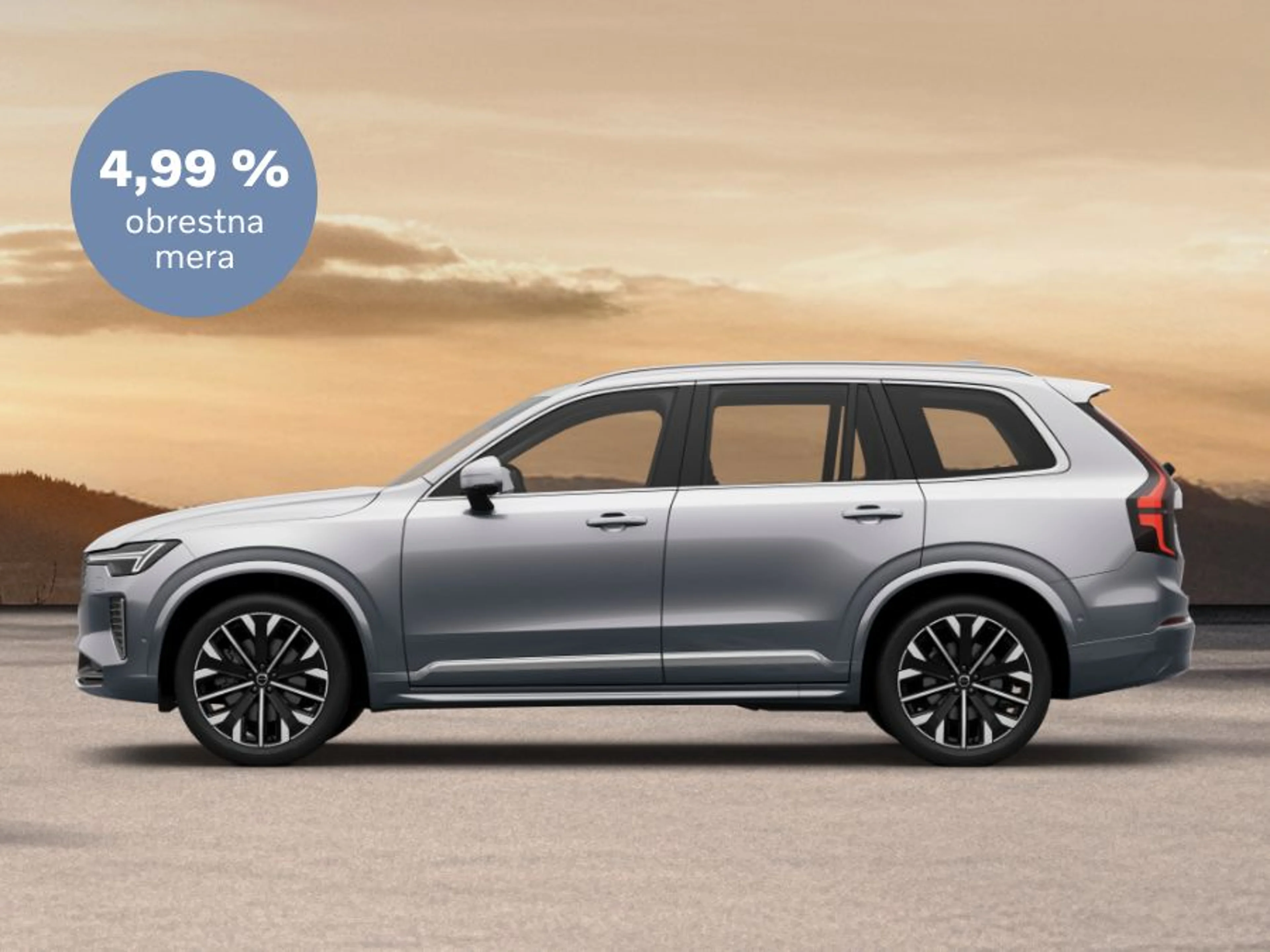 Volvo XC90 s promocijsko obrestno mero 4,99 %, prikazan v stranskem pogledu.