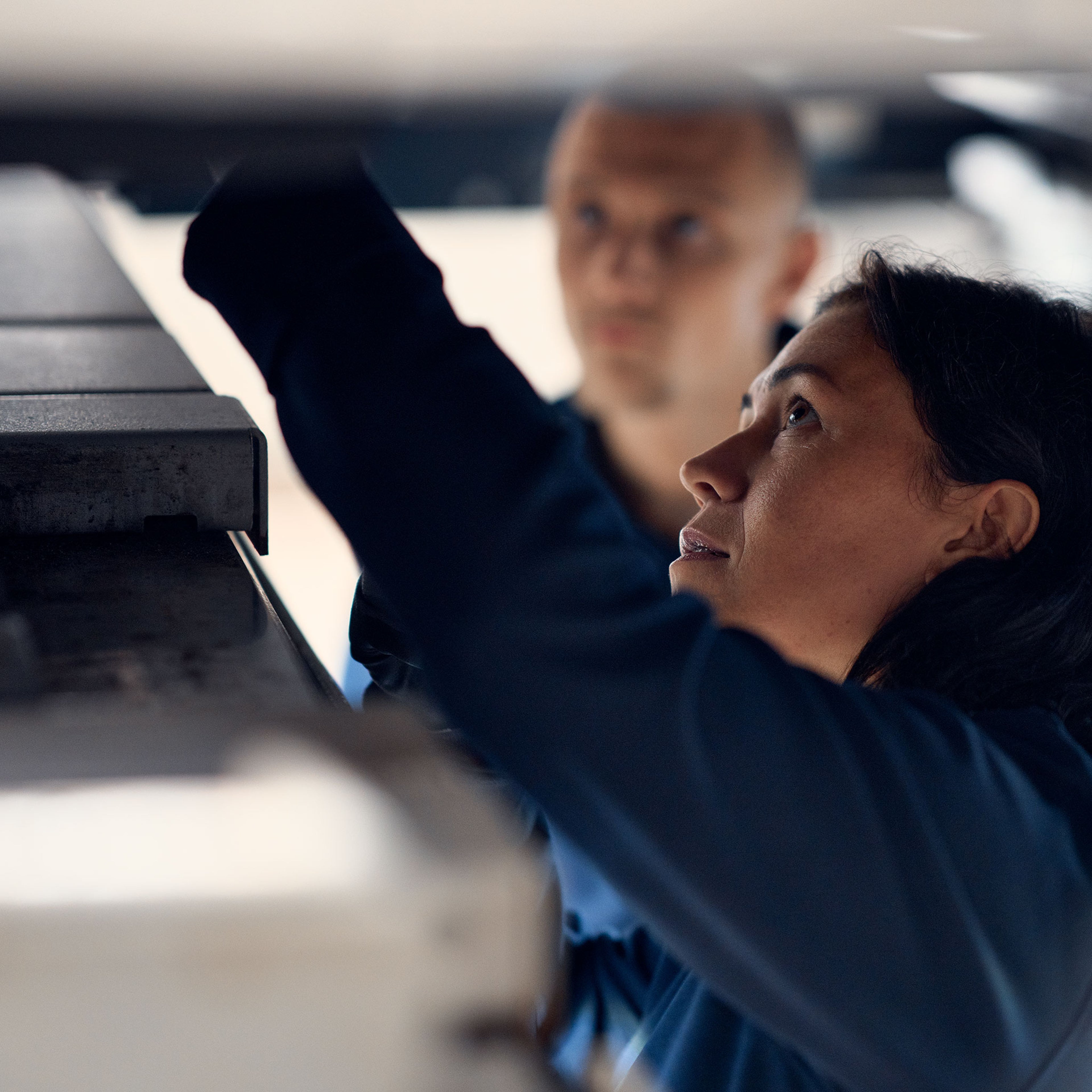 Kaksi Volvo Omamekaanikkoa työstää huollettavaa Volvo -autoa.