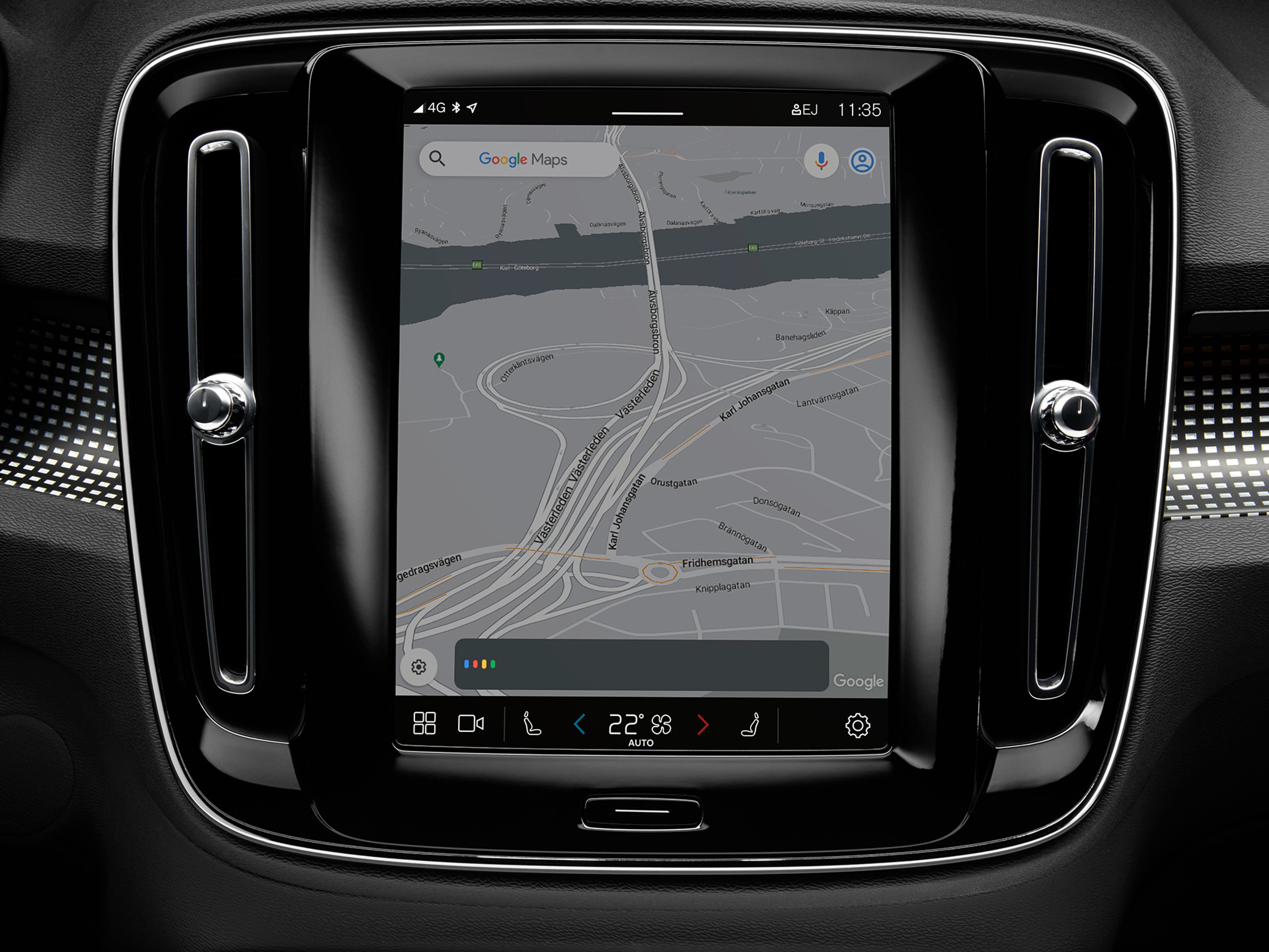 Tela central do painel de um Volvo exibindo o sistema de GPS