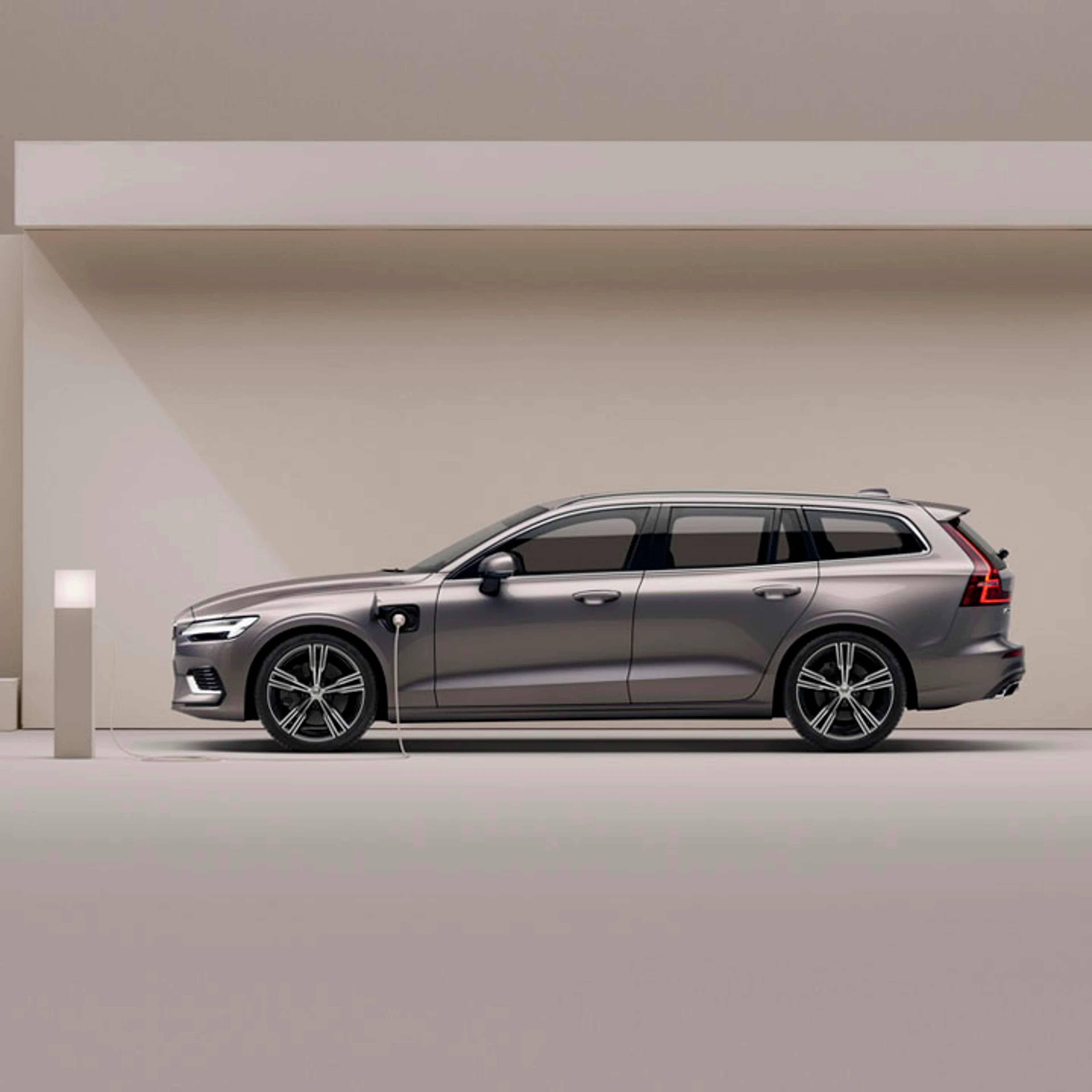 Volvo V60 Recharge vista lateral recargando