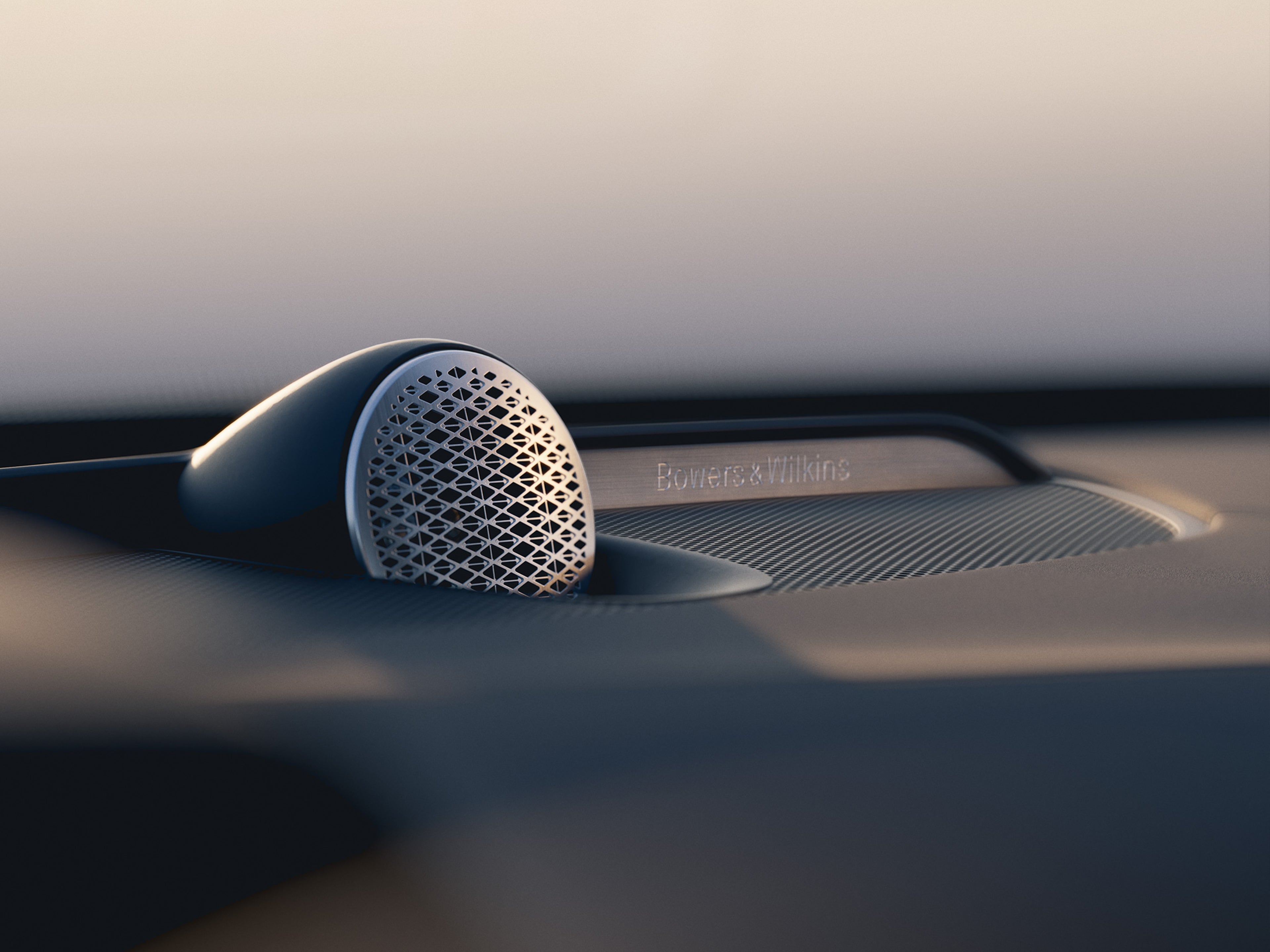 Lähikuva Volvo XC90 lataushybridikatumaasturin kojelaudan keskiosan Bower & Wilkins High Fidelity Audio System kaiuttimesta.