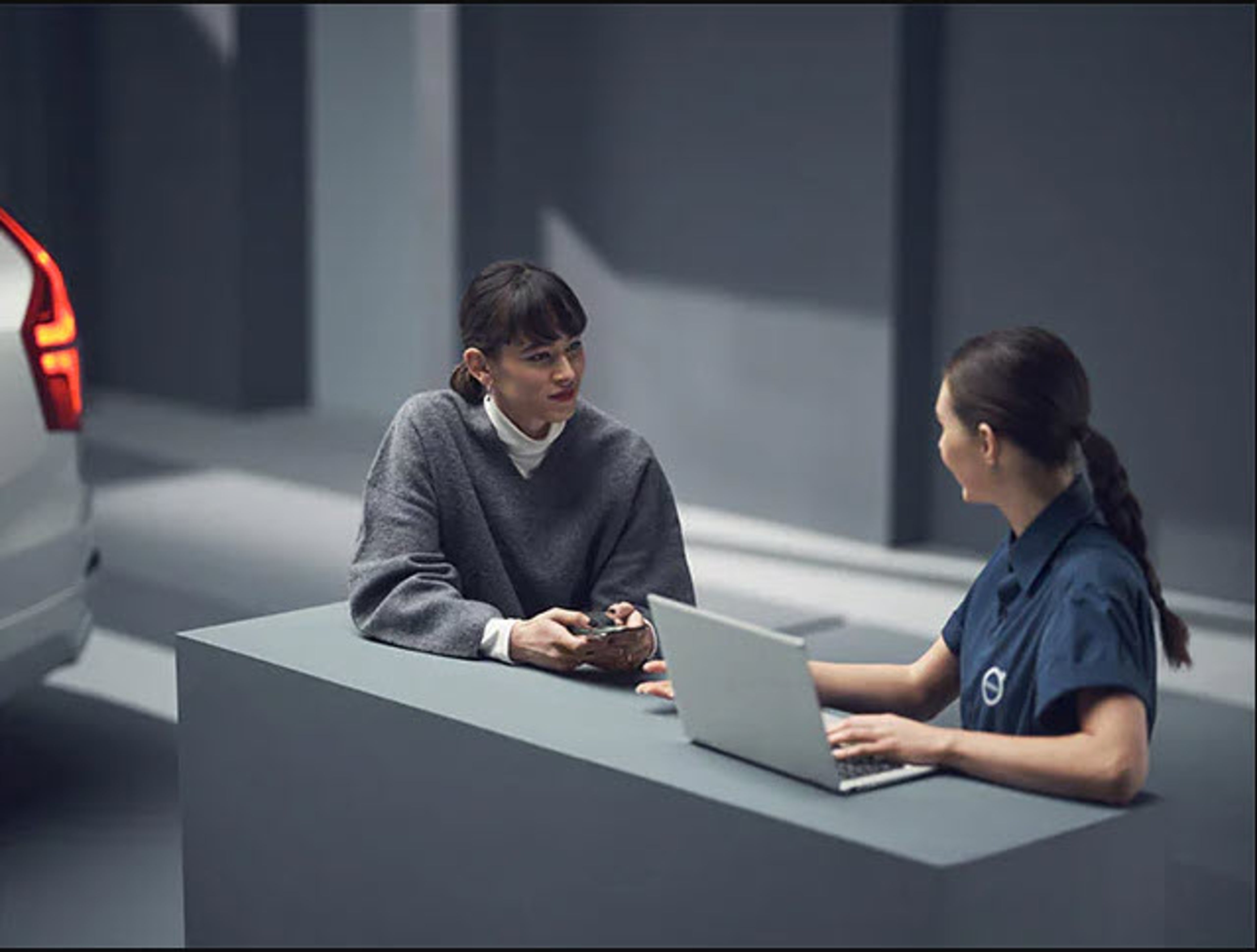 2 personer som prater hos forhandler