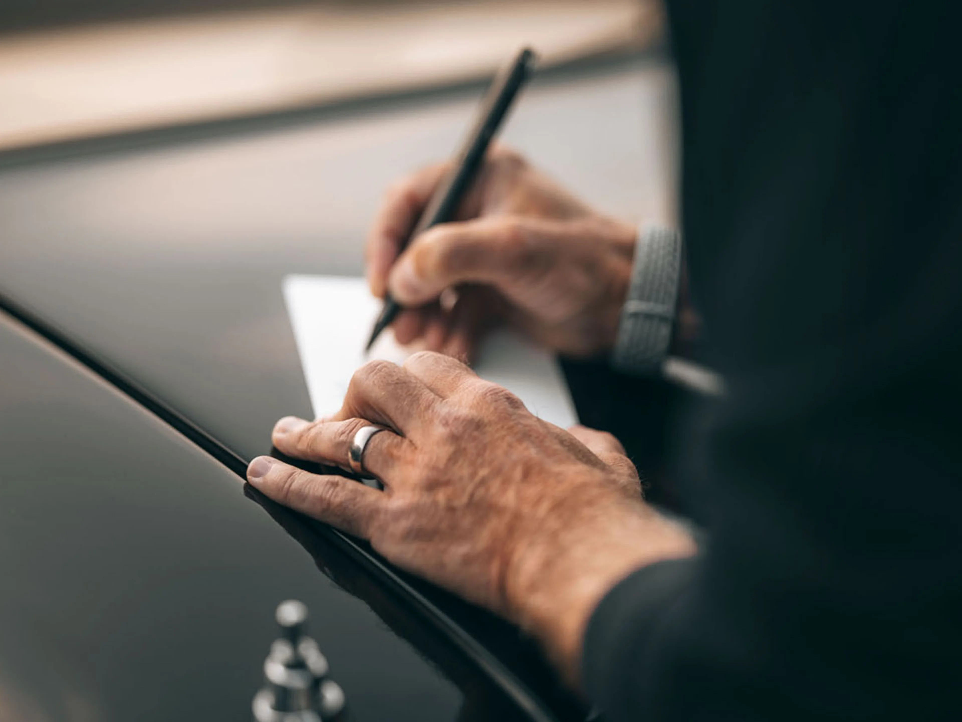 Unas manos firmando una extensión de garantía Volvo