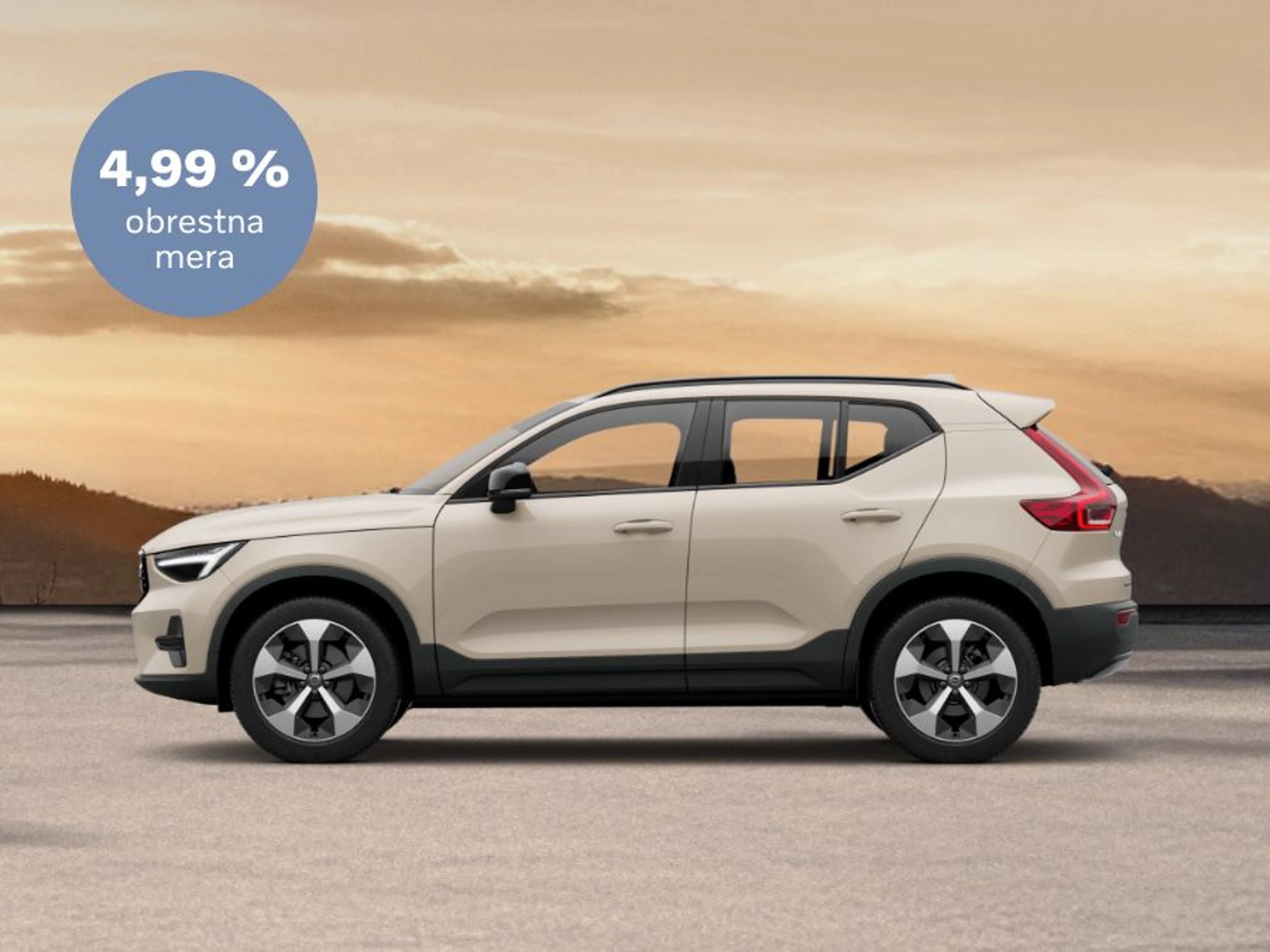 Volvo XC40 parkiran na odprtem prostoru ob sončnem zahodu, z oznako 4,99 % obrestna mera