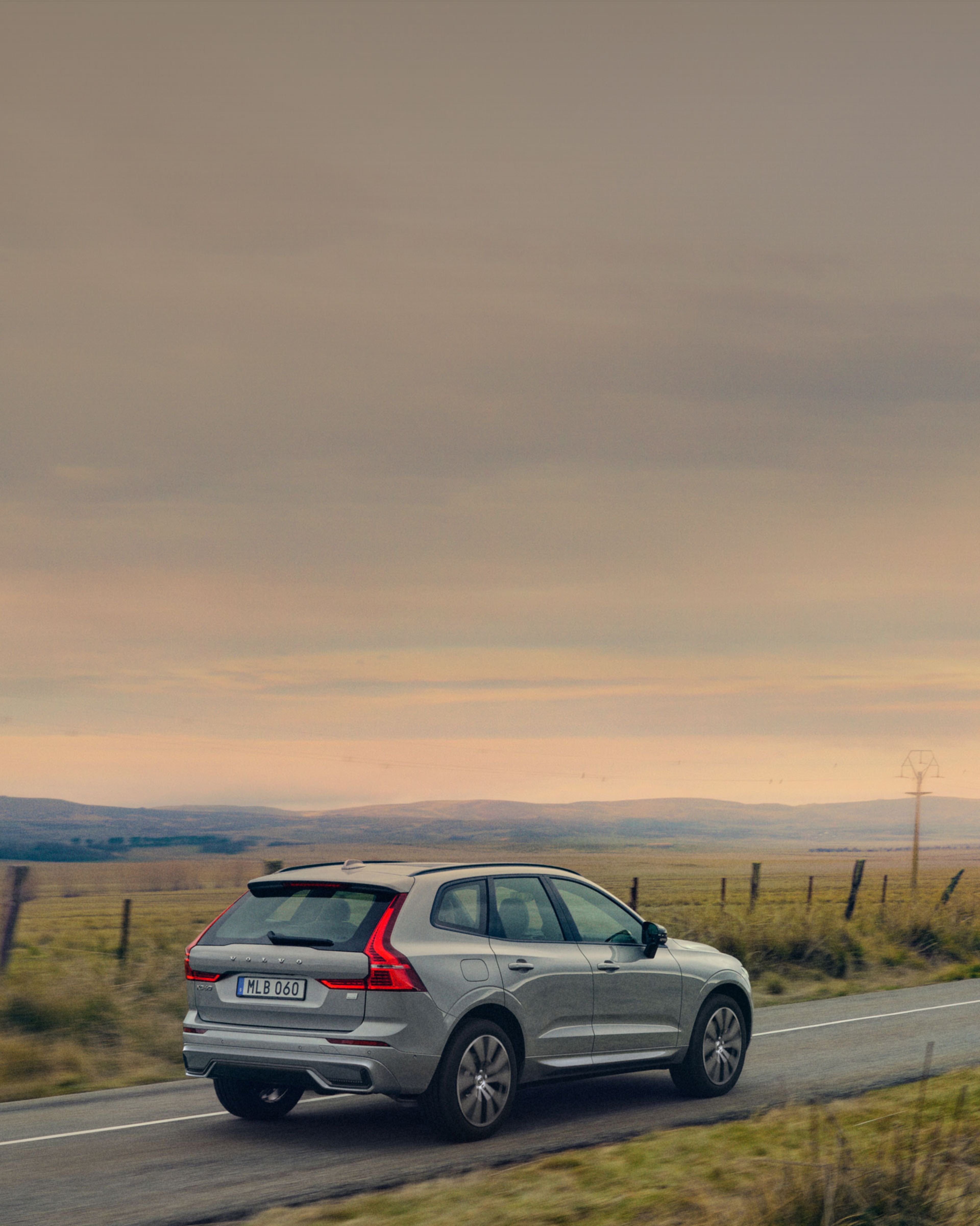 Un Volvo XC60 sobre una carretera sobre un páramo.