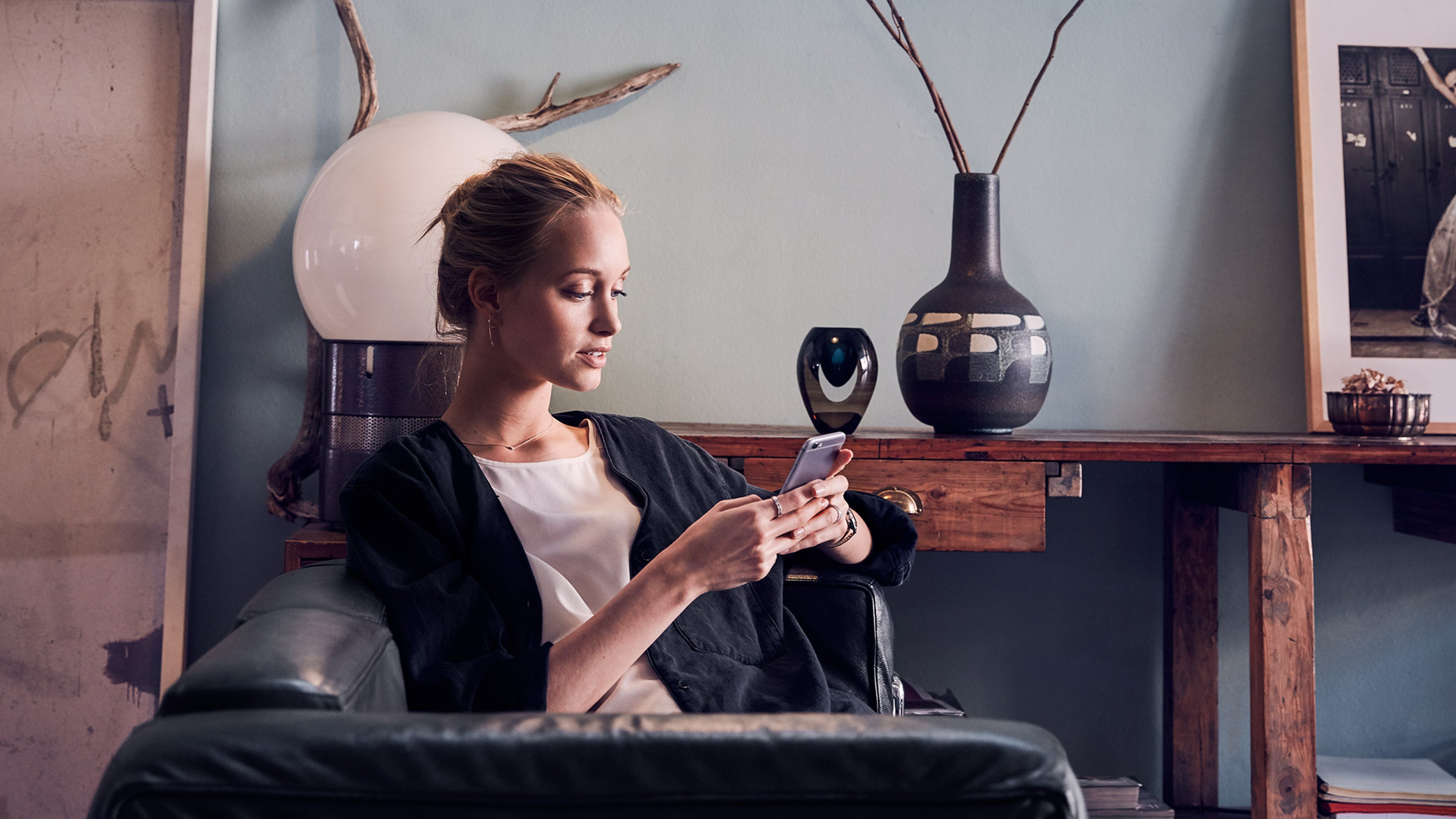 Femme assise regardant son téléphone