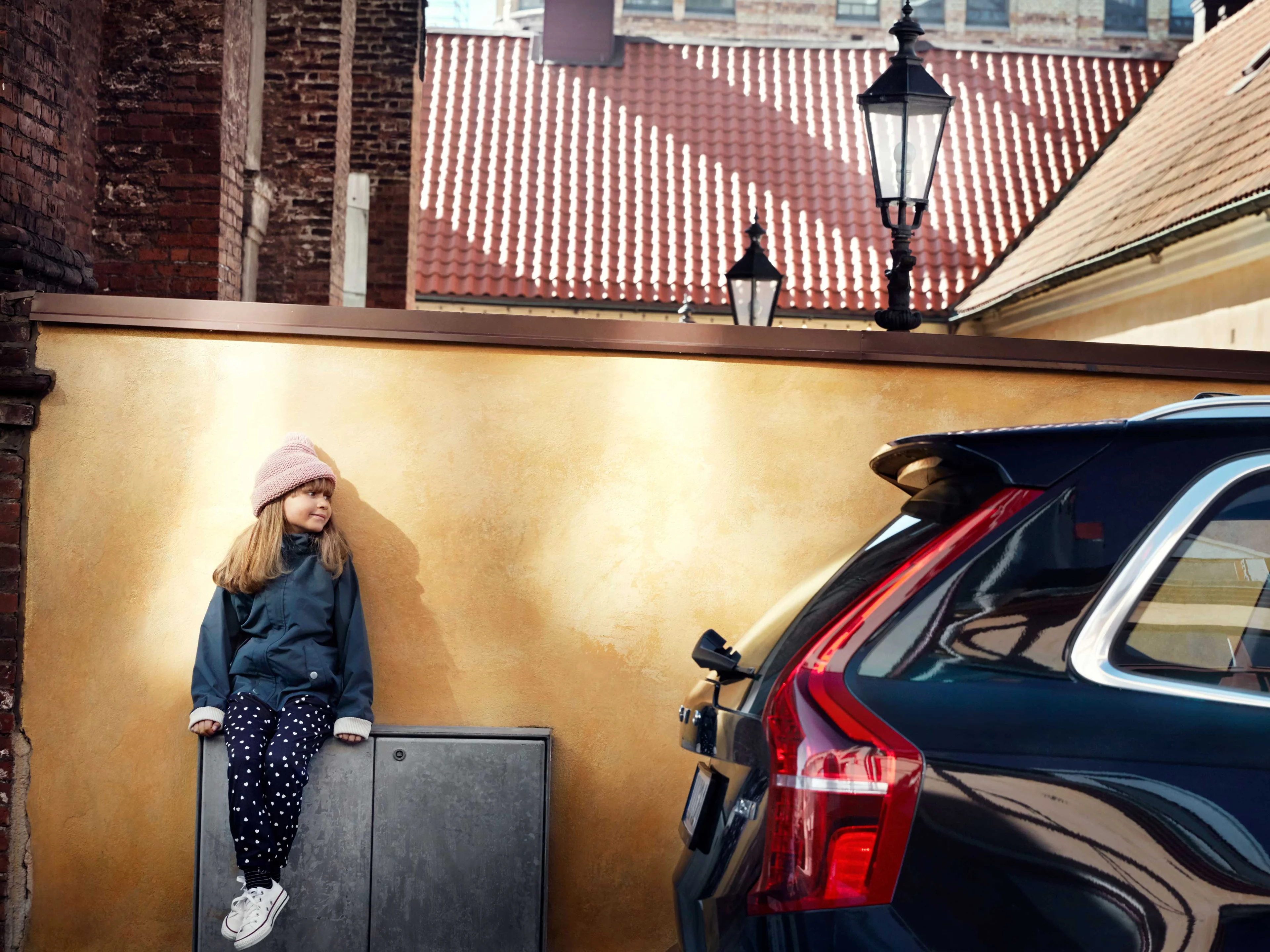 Child looking at Volvo XC90
