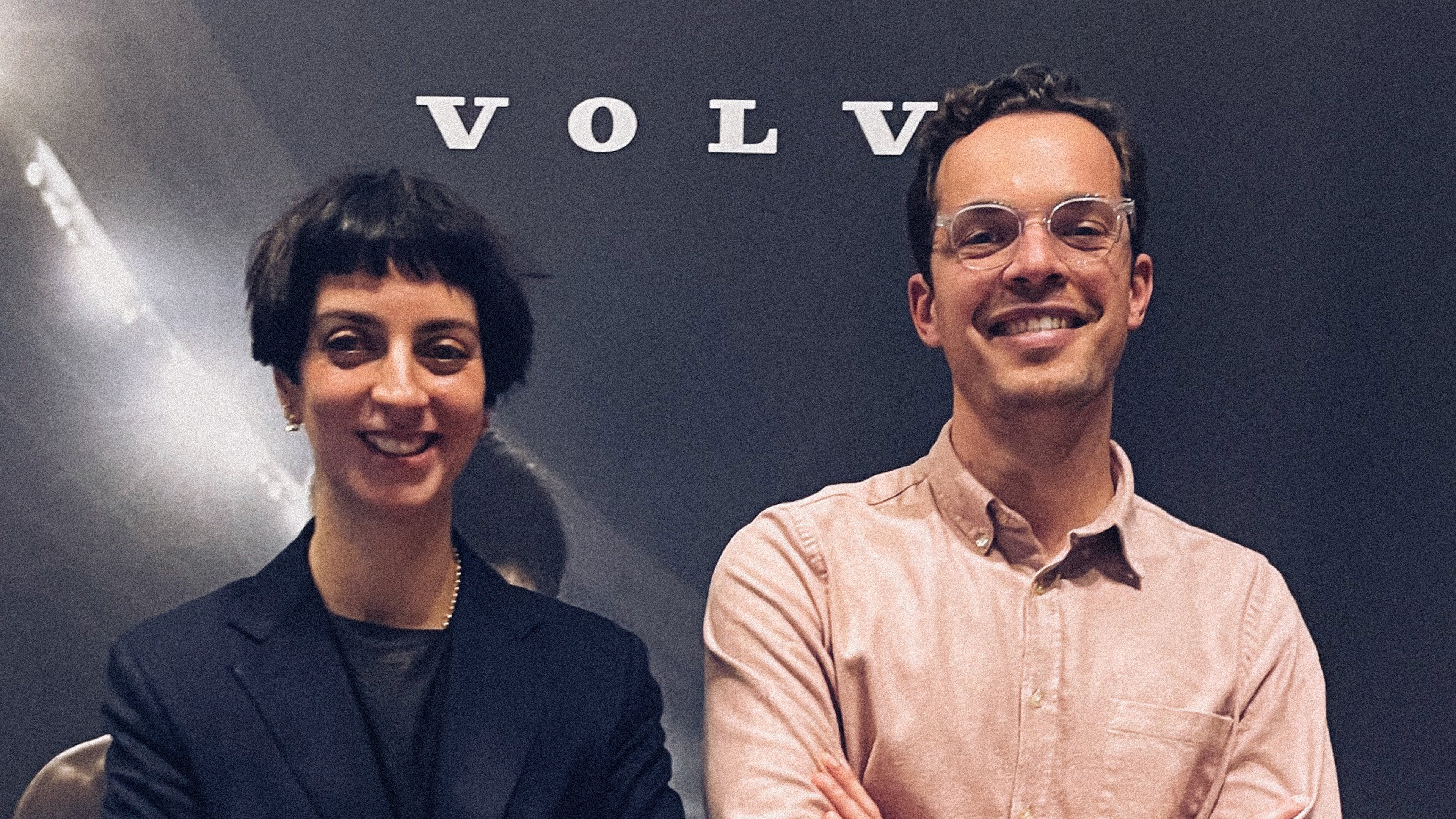 Martim Sousa Tavares ao lado de Joana Barrios, sorridentes, com as letras de "volvo" por trás