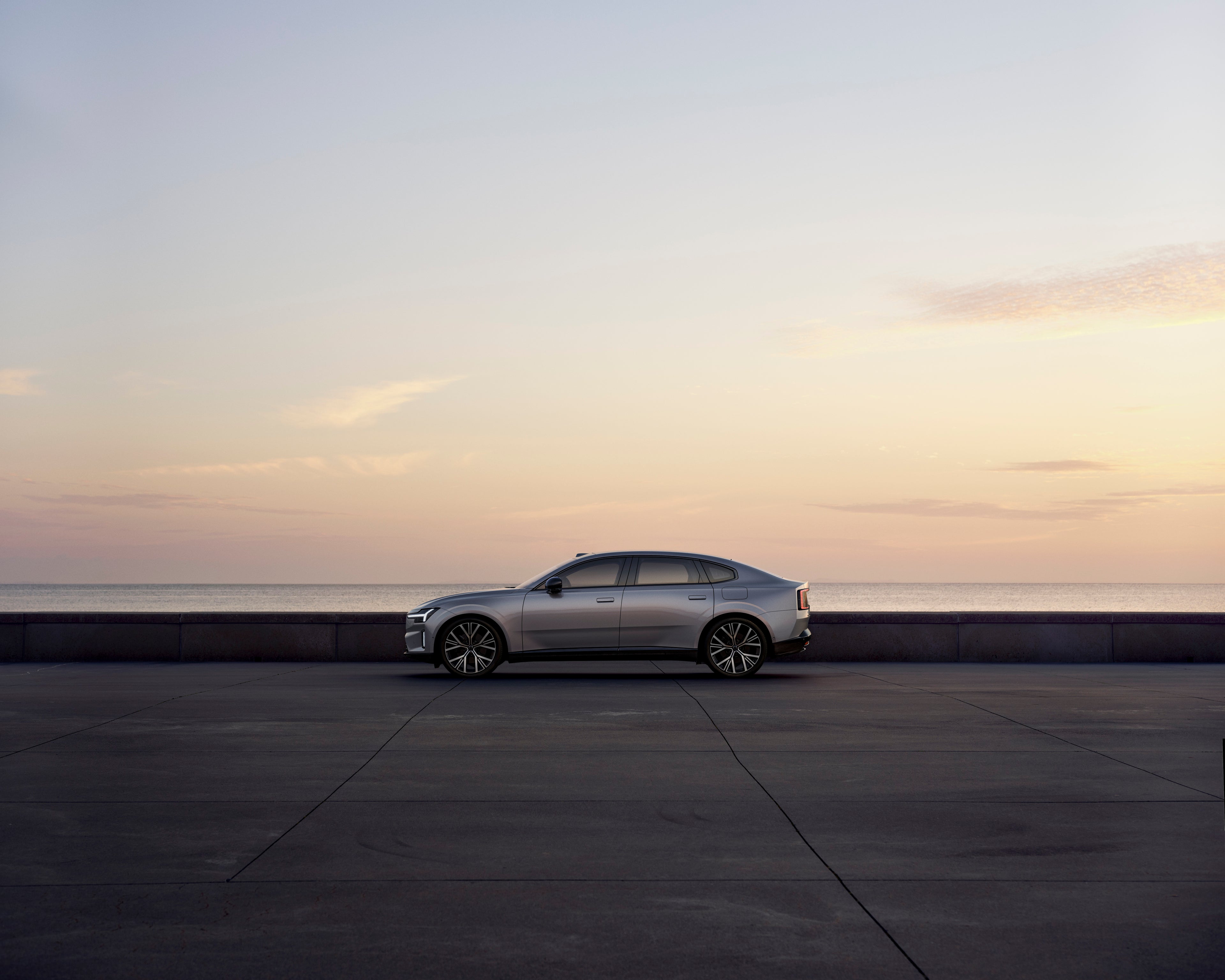 Volvo rijdend zonsondergang