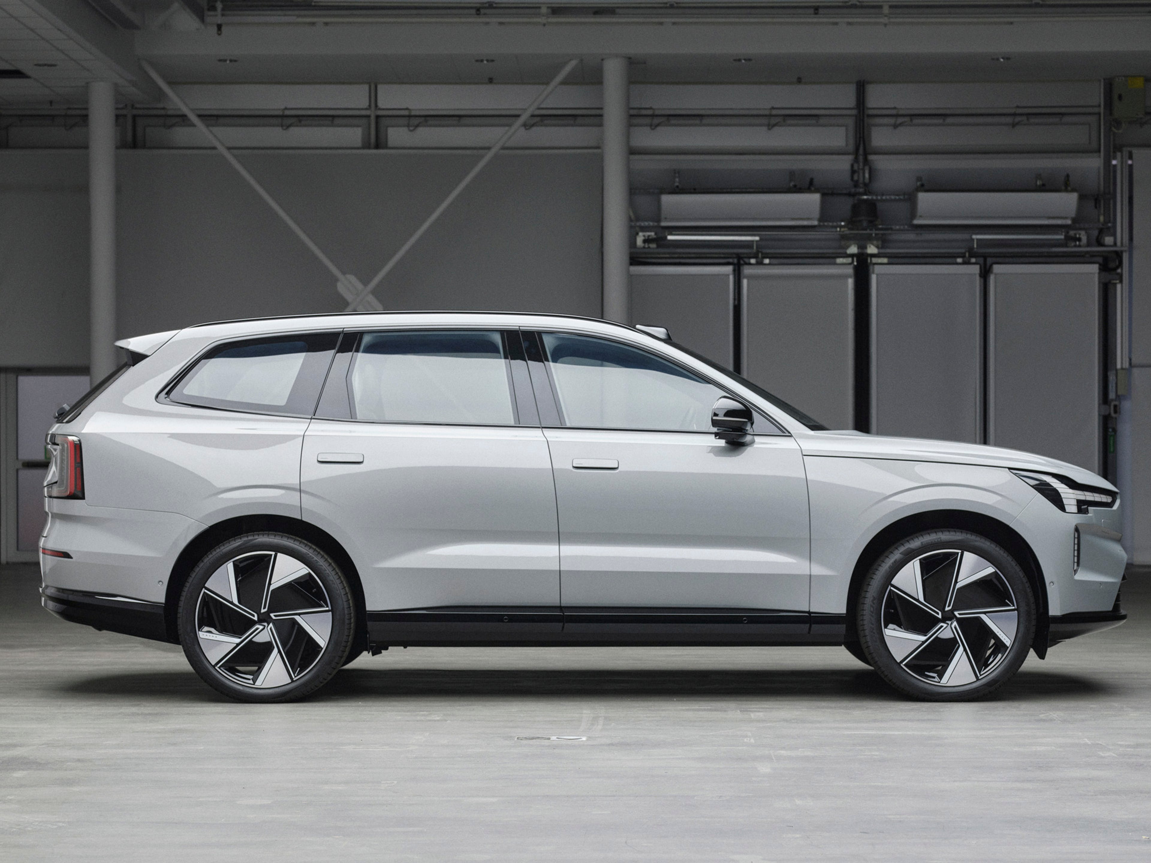 Volvo EX90 vista lateral color plateado