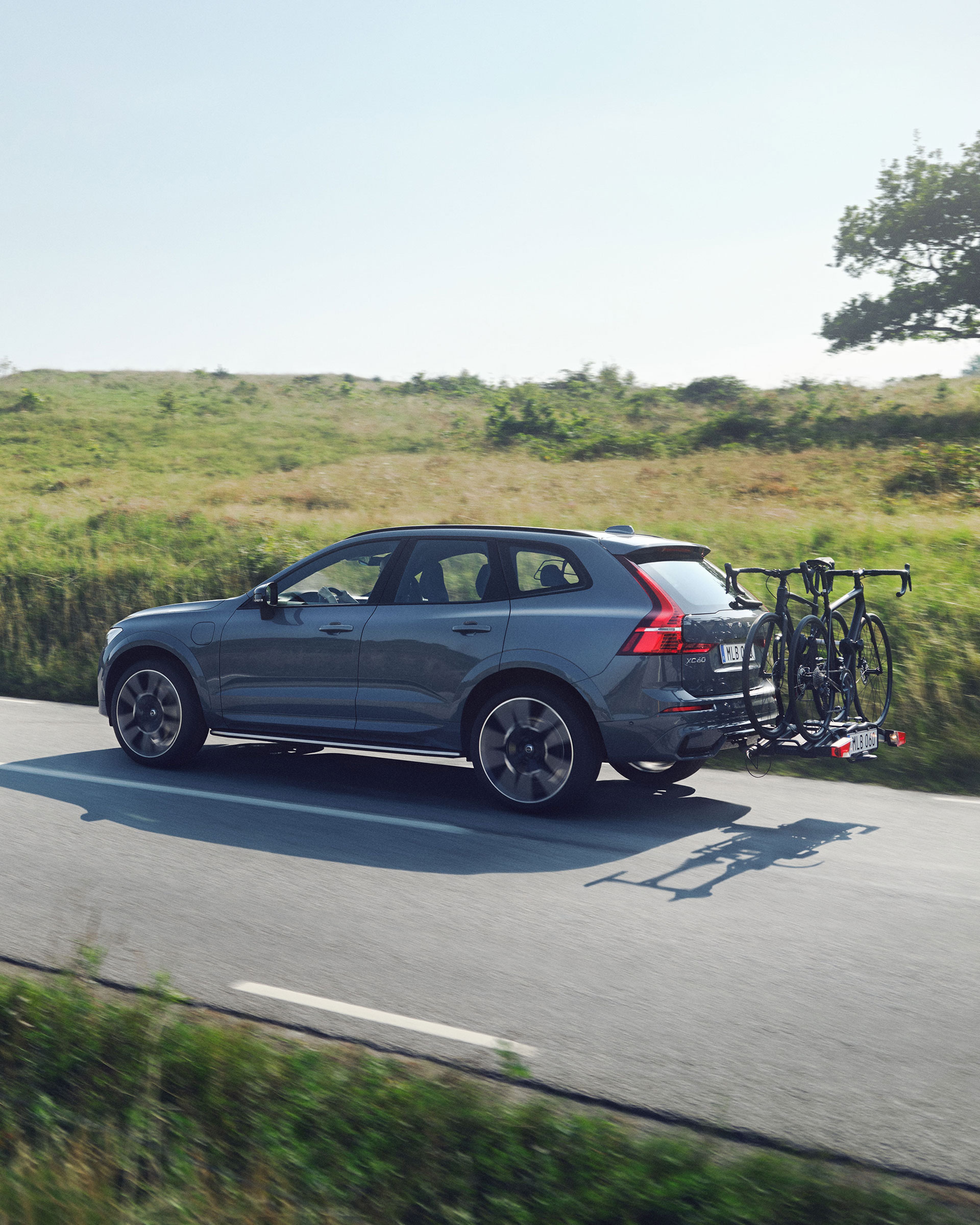 Volvo de profil sur route de campagne