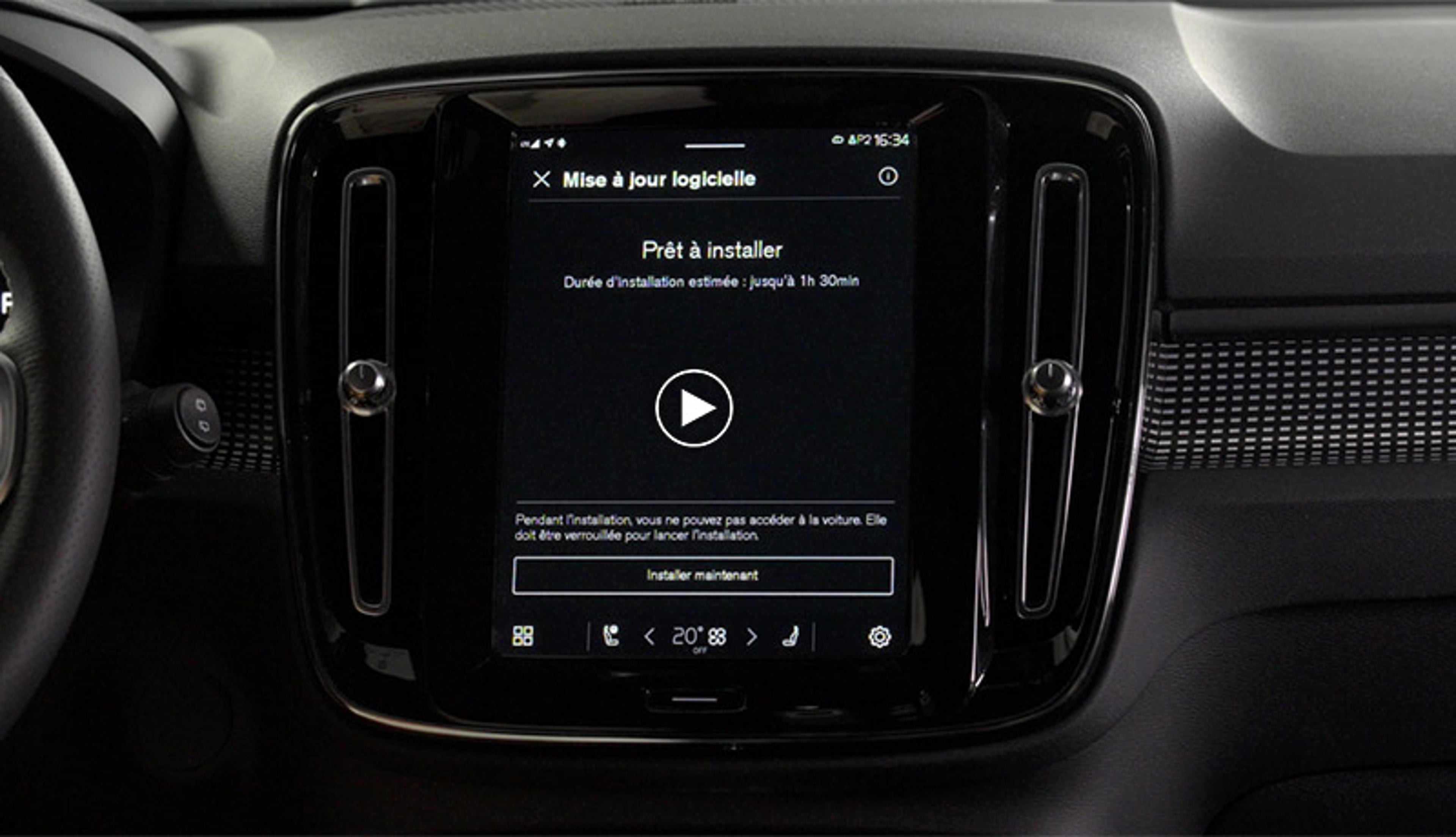 Écran central d'une Volvo affichant une mise à jour logicielle prête à installer