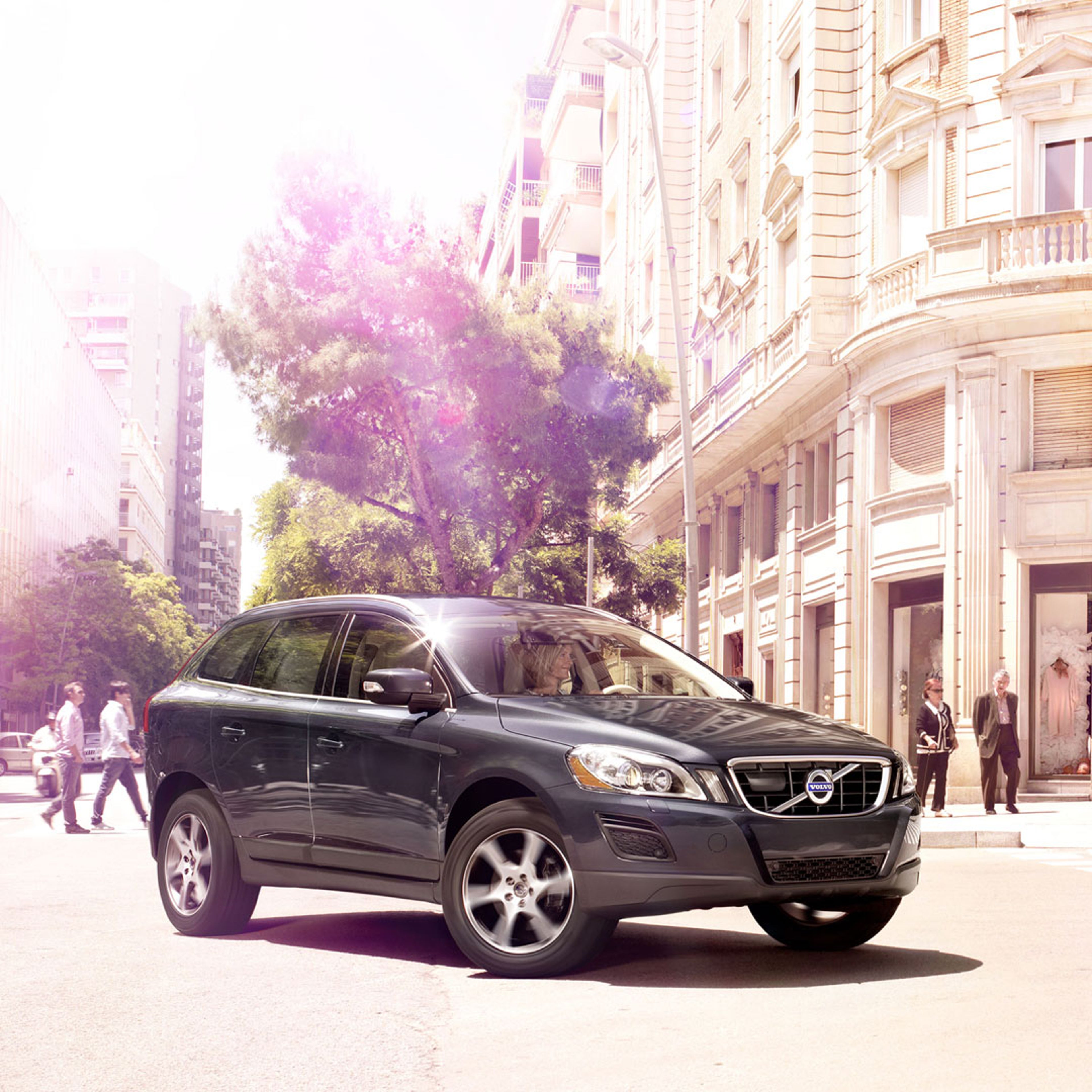 Un Volvo XC40 negro en la ciudad.