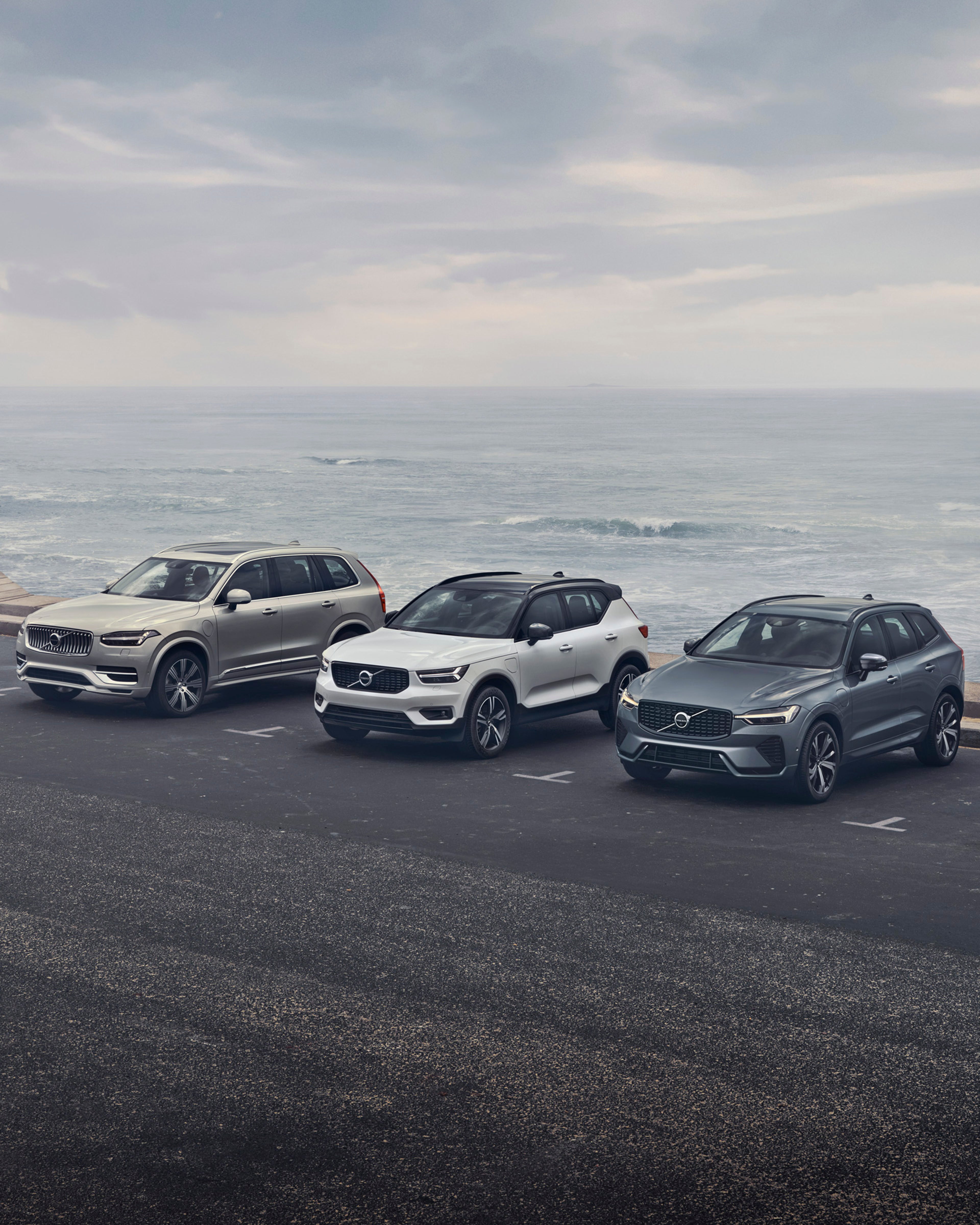 Volvo SUV junto al mar