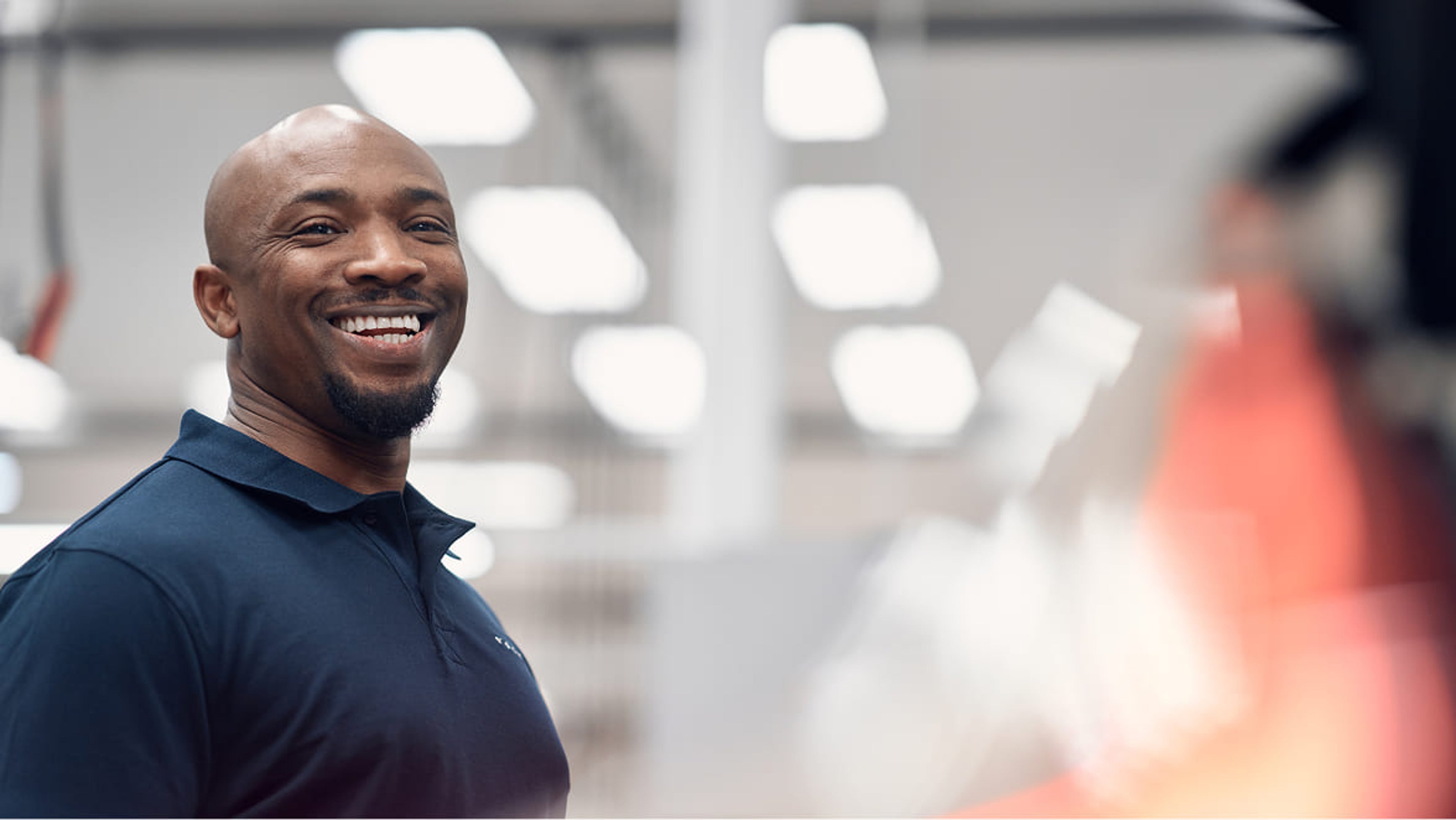 Técnico sorridente numa oficina