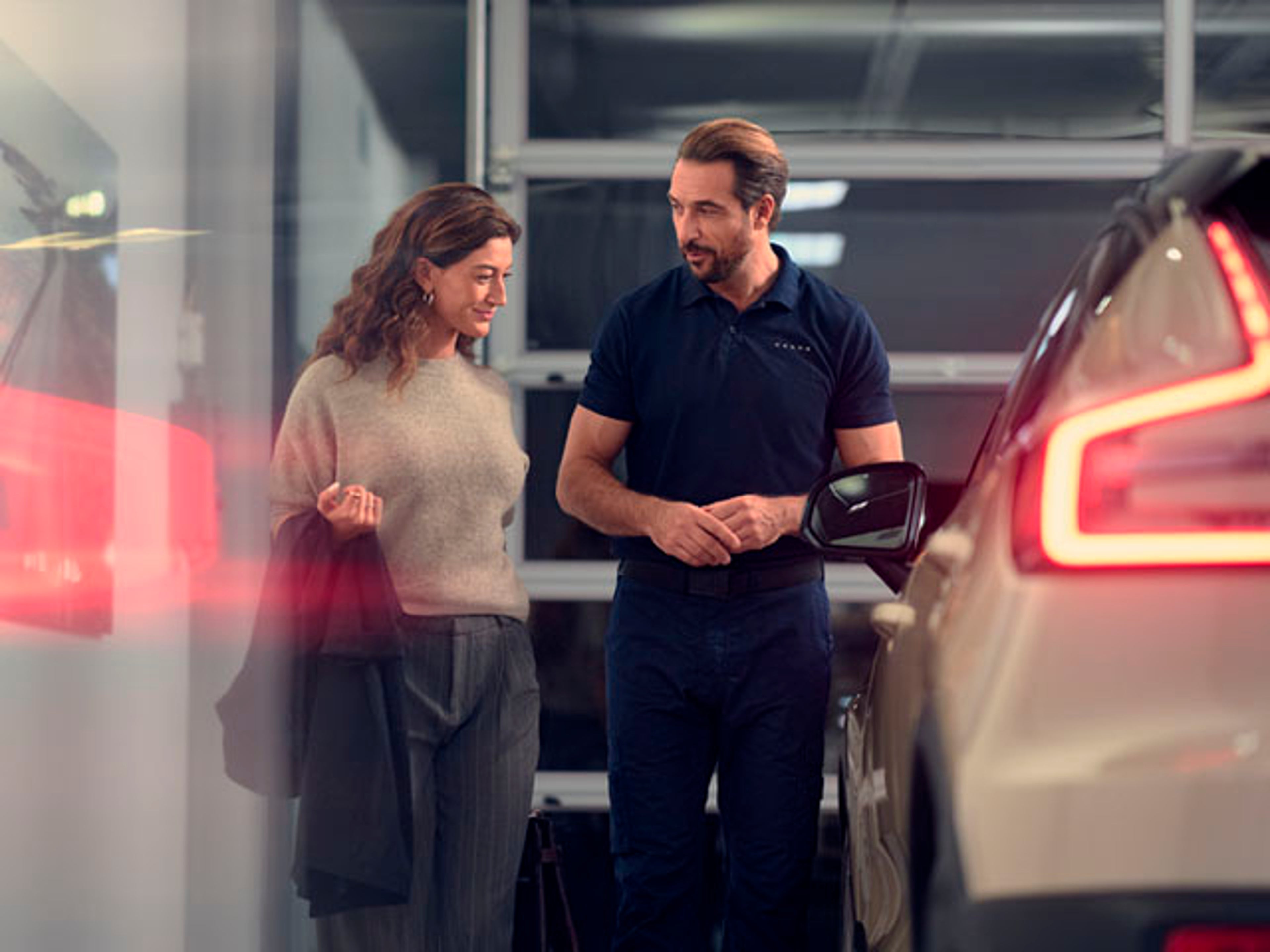 Una cliente hablando con su especialista personalizado de Volvo