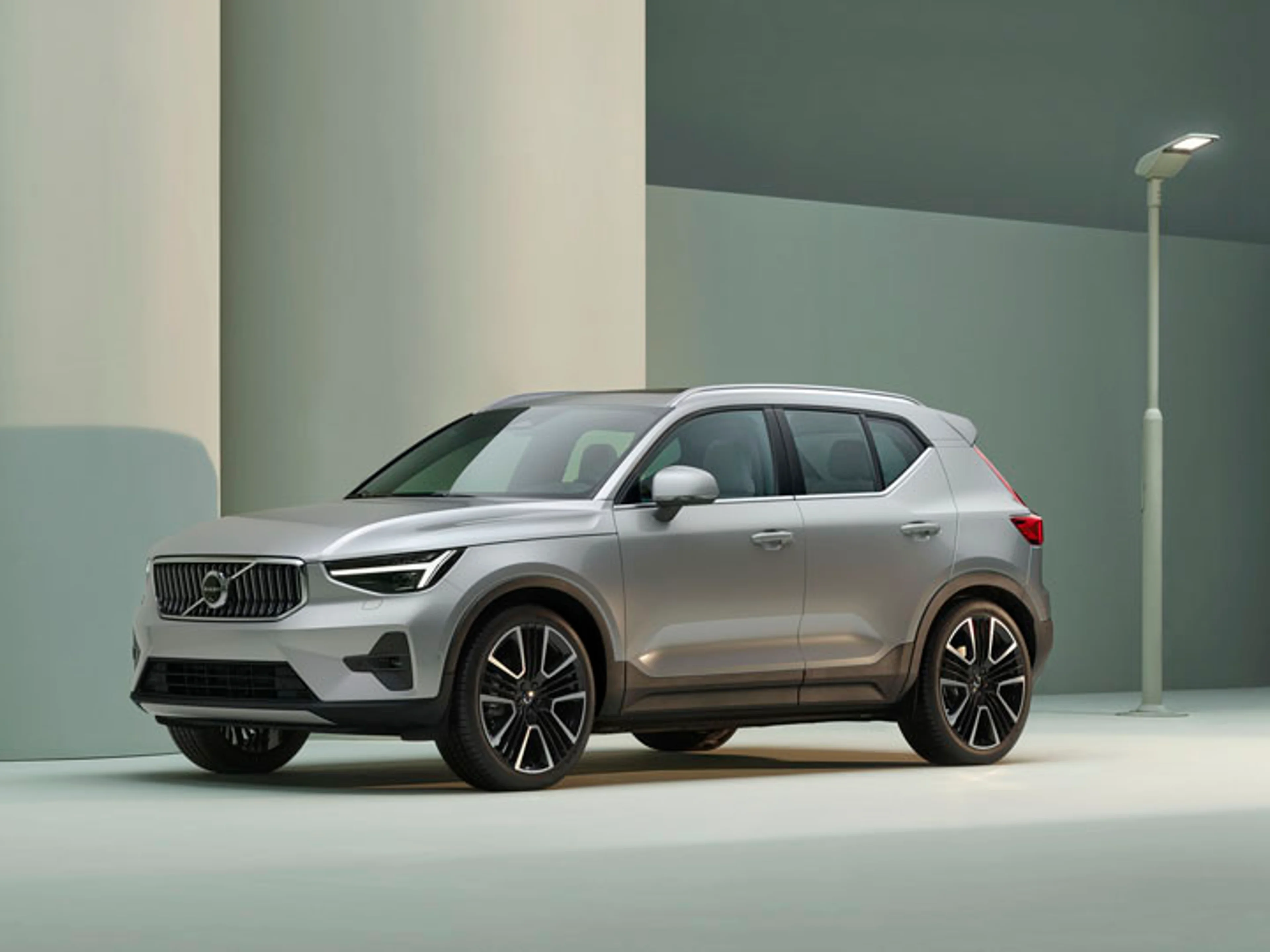 Volvo XC40 vista lateral con un fondo verde